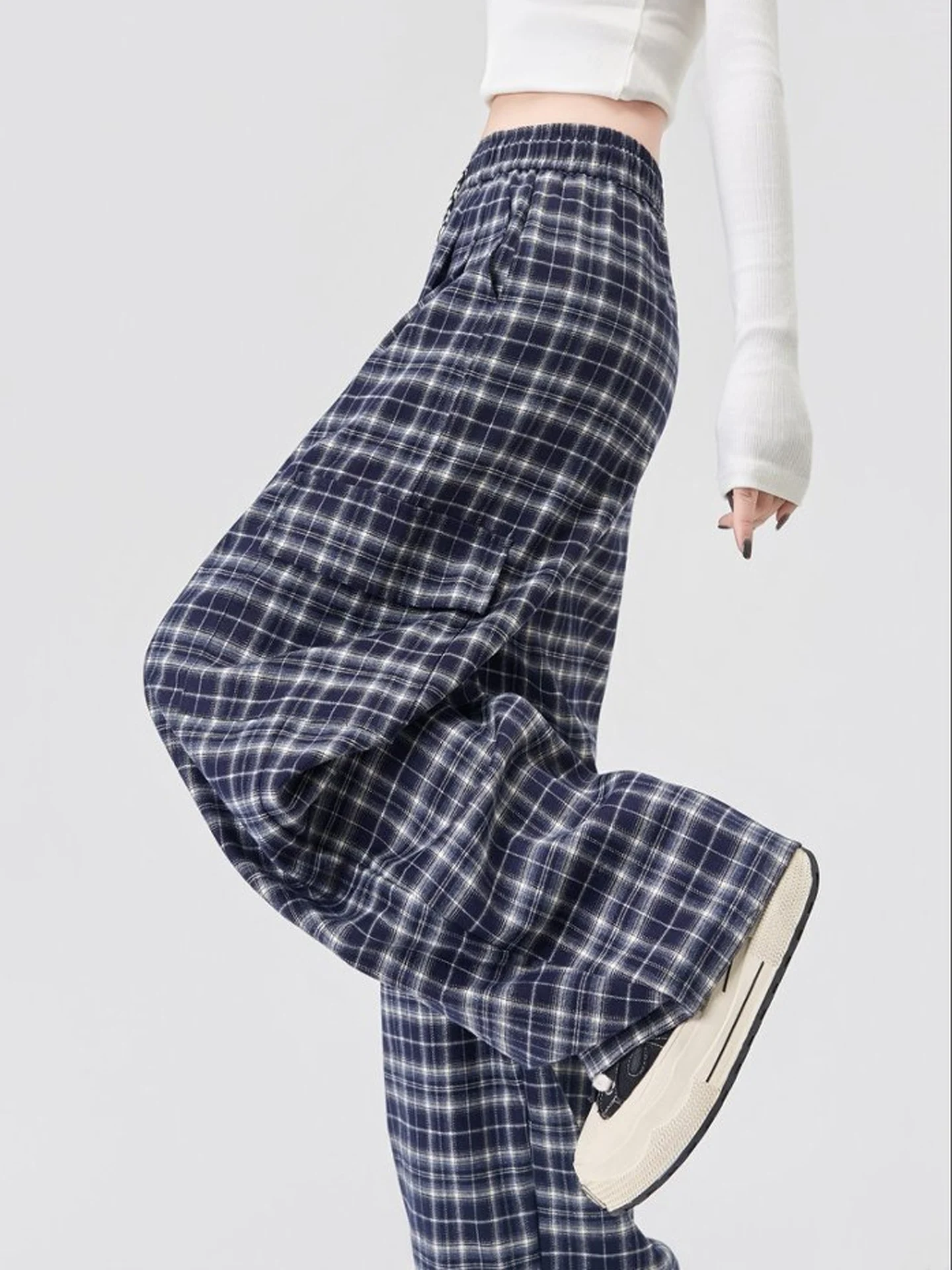 Синие клетчатые широкие брюки для женщин, новинка весенней коллекции, повседневные брюки в рабочем стиле, с эластичным поясом, для отдыха и работы
Синие клетчатые широкие брюки для женщин, новинка весенней коллекции, повседневные брюки в рабочем стиле, с эластичным поясом, для отдыха и работы