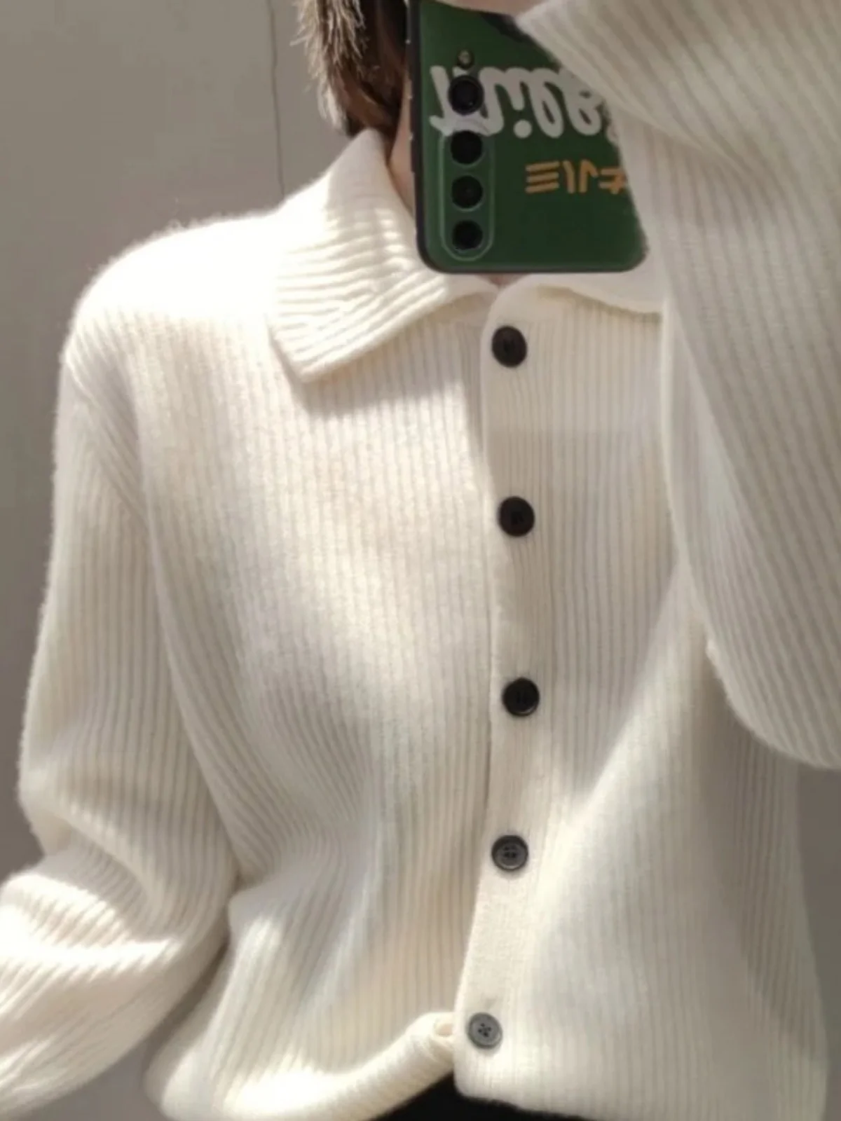 Single-breasted cardigan thickened solid color 100% pure cashmere women's polo neck fashion Joker sweater
Single-breasted cardigan thickened solid color 100% pure cashmere women's polo neck fashion Joker sweater