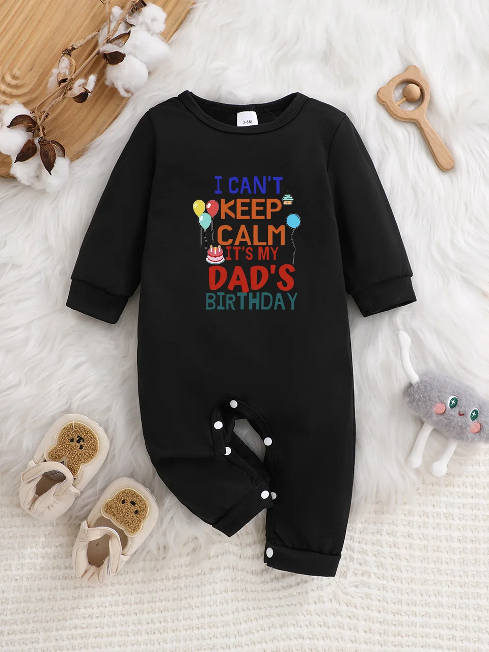 A baby long-sleeved onesie with interesting letter prints. It features a buttoned design for easy putting on and taking off
A baby long-sleeved onesie with interesting letter prints. It features a buttoned design for easy putting on and taking off