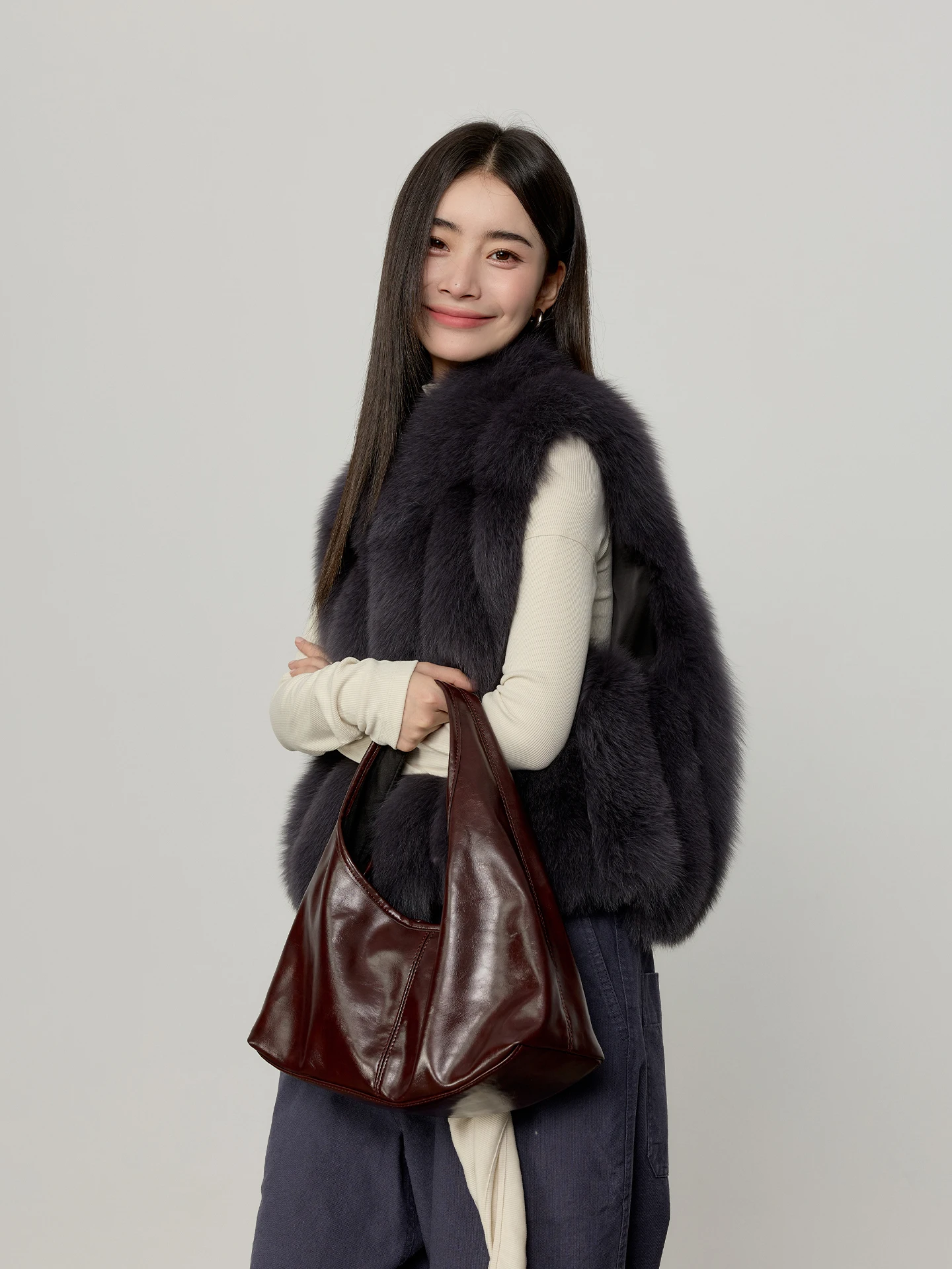 Зимняя коллекция 2025: Новая женская модная куртка из меха с воротником-стойкой, универсальная, теплая, повседневная, без рукавов, в стиле Snowscape Jeju
Зимняя коллекция 2025: Новая женская модная куртка из меха с воротником-стойкой, универсальная, теплая, повседневная, без рукавов, в стиле Snowscape Jeju