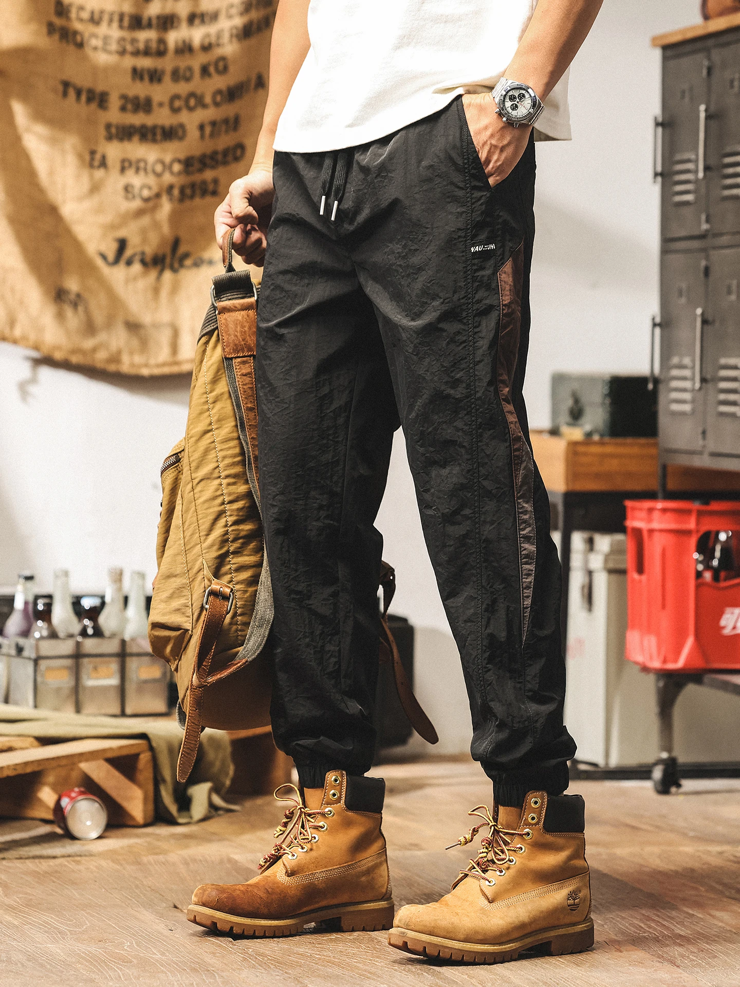 Мужские летние повседневные брюки в американском ретро-стиле из ледяного шелка, тонкие, модные, брендовые, длинные, с манжетами, быстросохнущие
Мужские летние повседневные брюки в американском ретро-стиле из ледяного шелка, тонкие, модные, брендовые, длинные, с манжетами, быстросохнущие