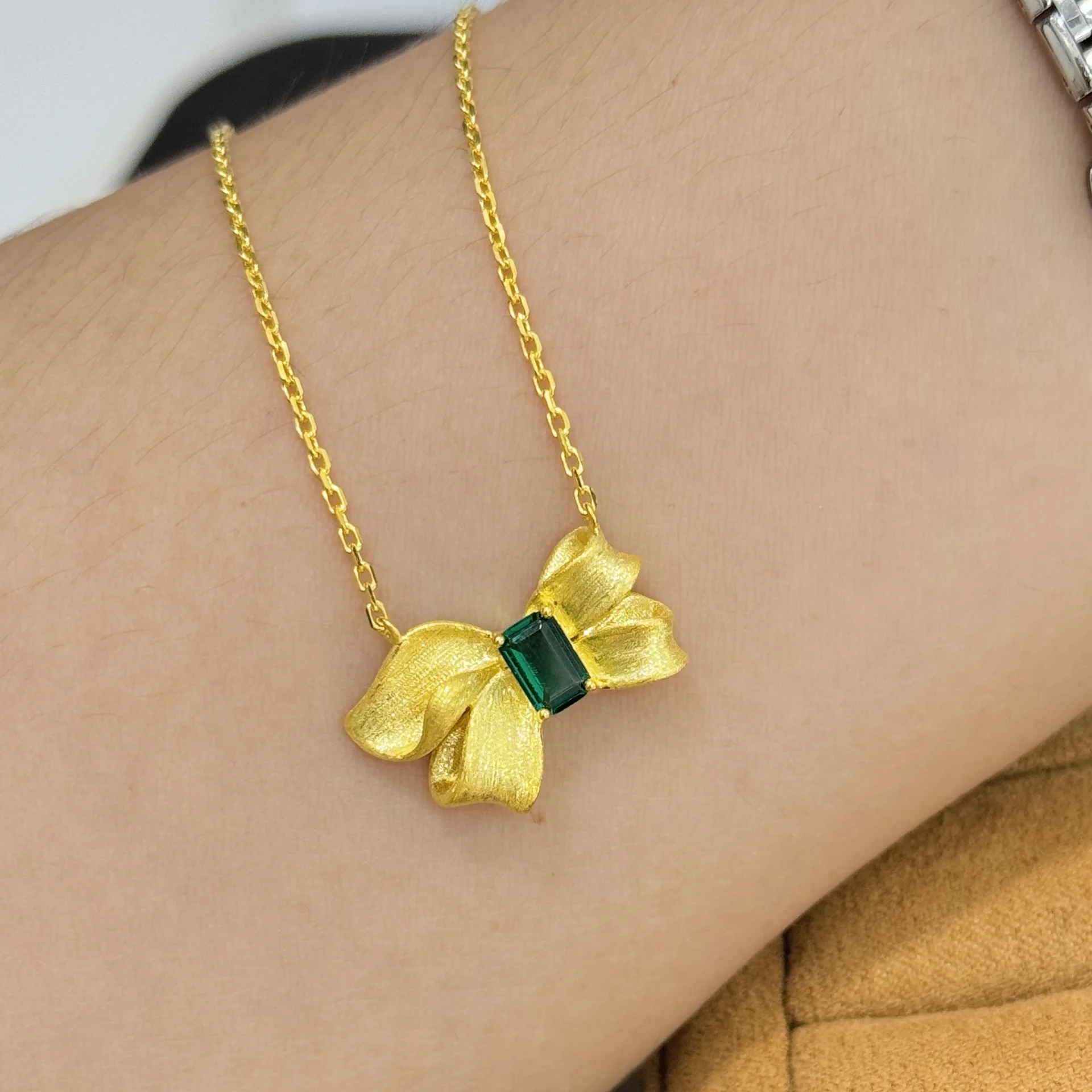 2024 New Trend Classic Retro Gold Bow 925 Pure Silver Women's Luxury Jewelry Item Emerald Pendant Charm High Fashion Party Gift
2024 New Trend Classic Retro Gold Bow 925 Pure Silver Women's Luxury Jewelry Item Emerald Pendant Charm High Fashion Party Gift