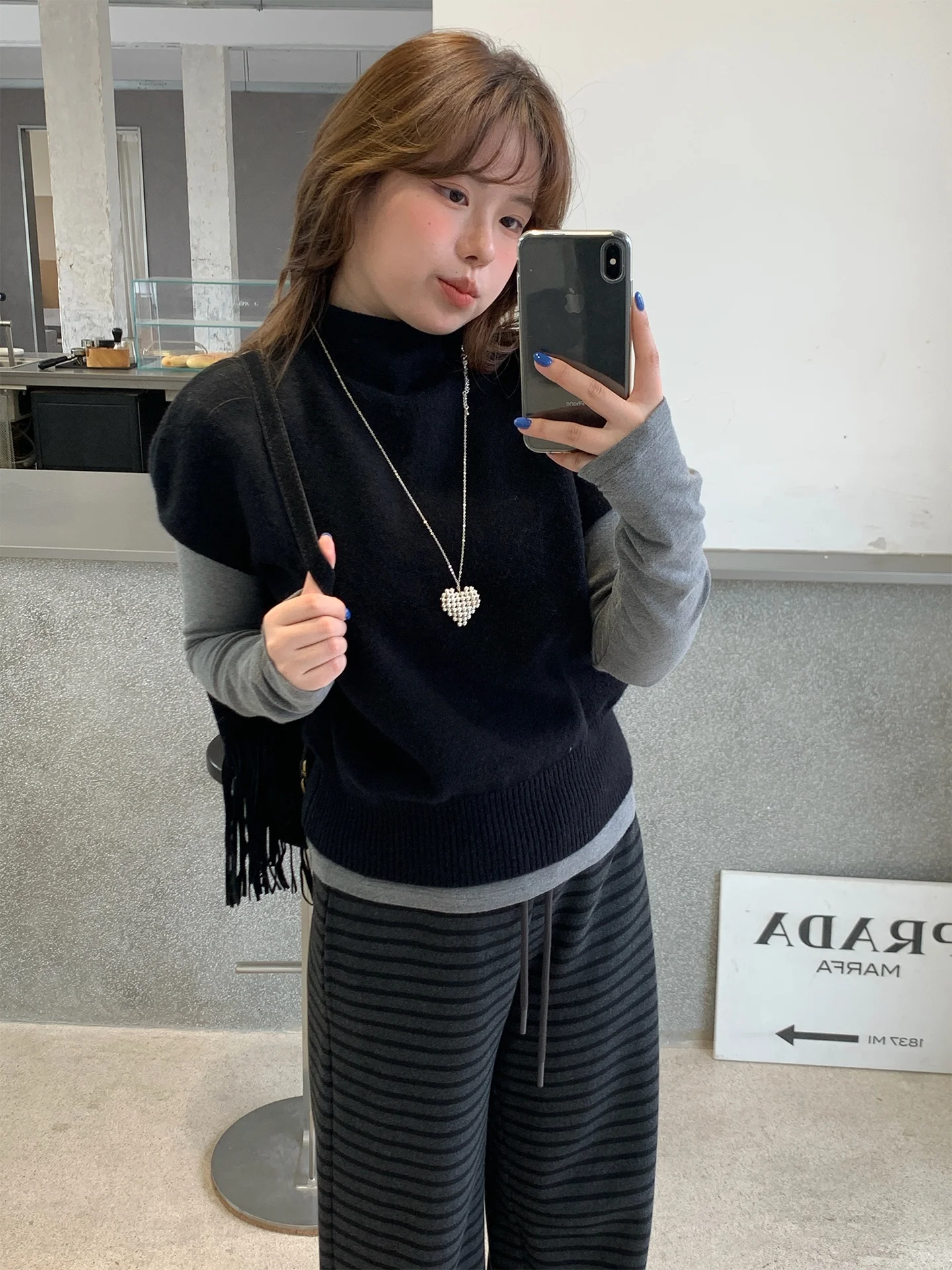 Женский вязаный жилет-свитер с высоким воротником, повседневный, для многослойных образов, осенняя коллекция
Женский вязаный жилет-свитер с высоким воротником, повседневный, для многослойных образов, осенняя коллекция