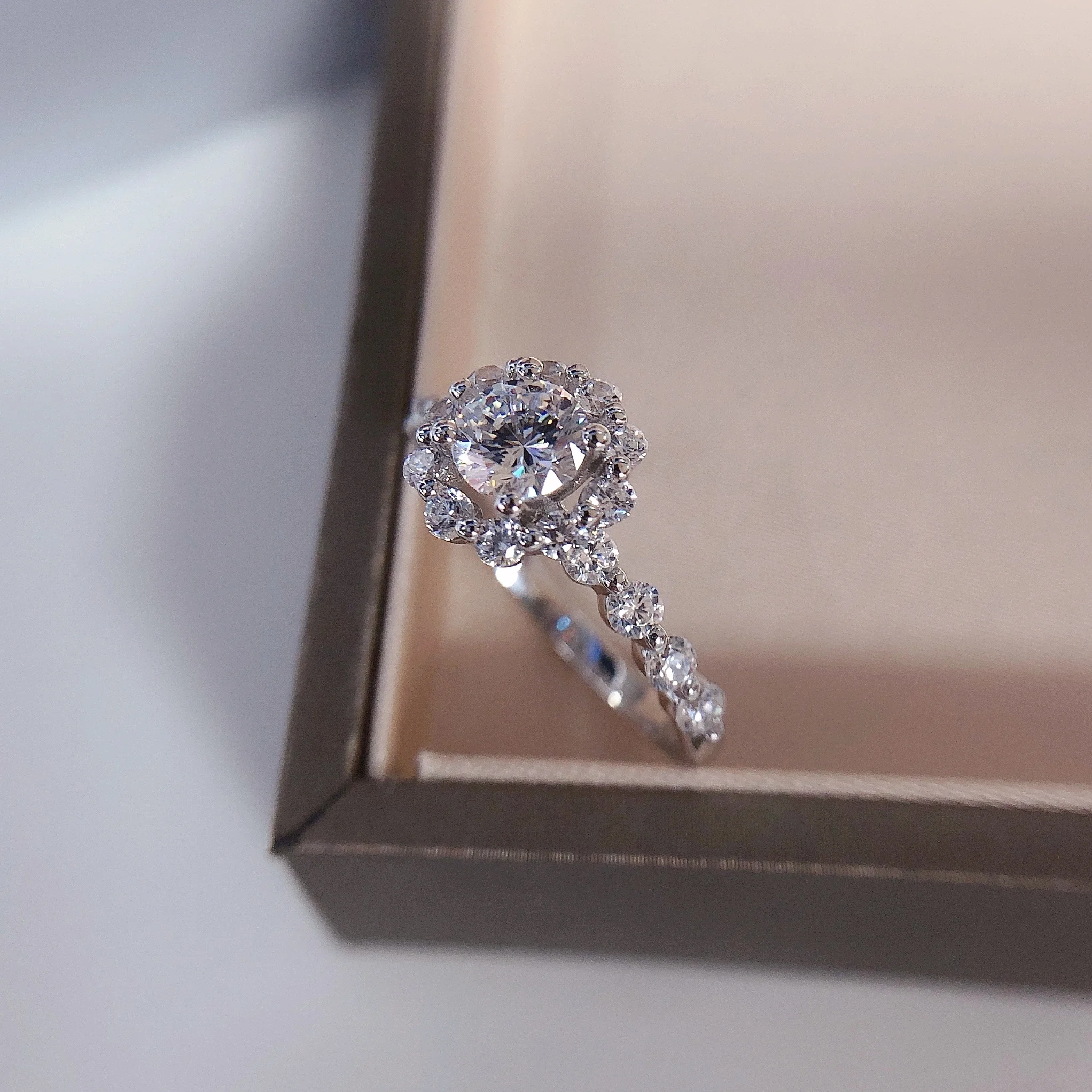 Brilliant 0.6Ct 5.5mm D VVS1 Moissanite Engagement Ring AU750 18K White Gold Jewelry Royal Designer Customized 221
Brilliant 0.6Ct 5.5mm D VVS1 Moissanite Engagement Ring AU750 18K White Gold Jewelry Royal Designer Customized 221