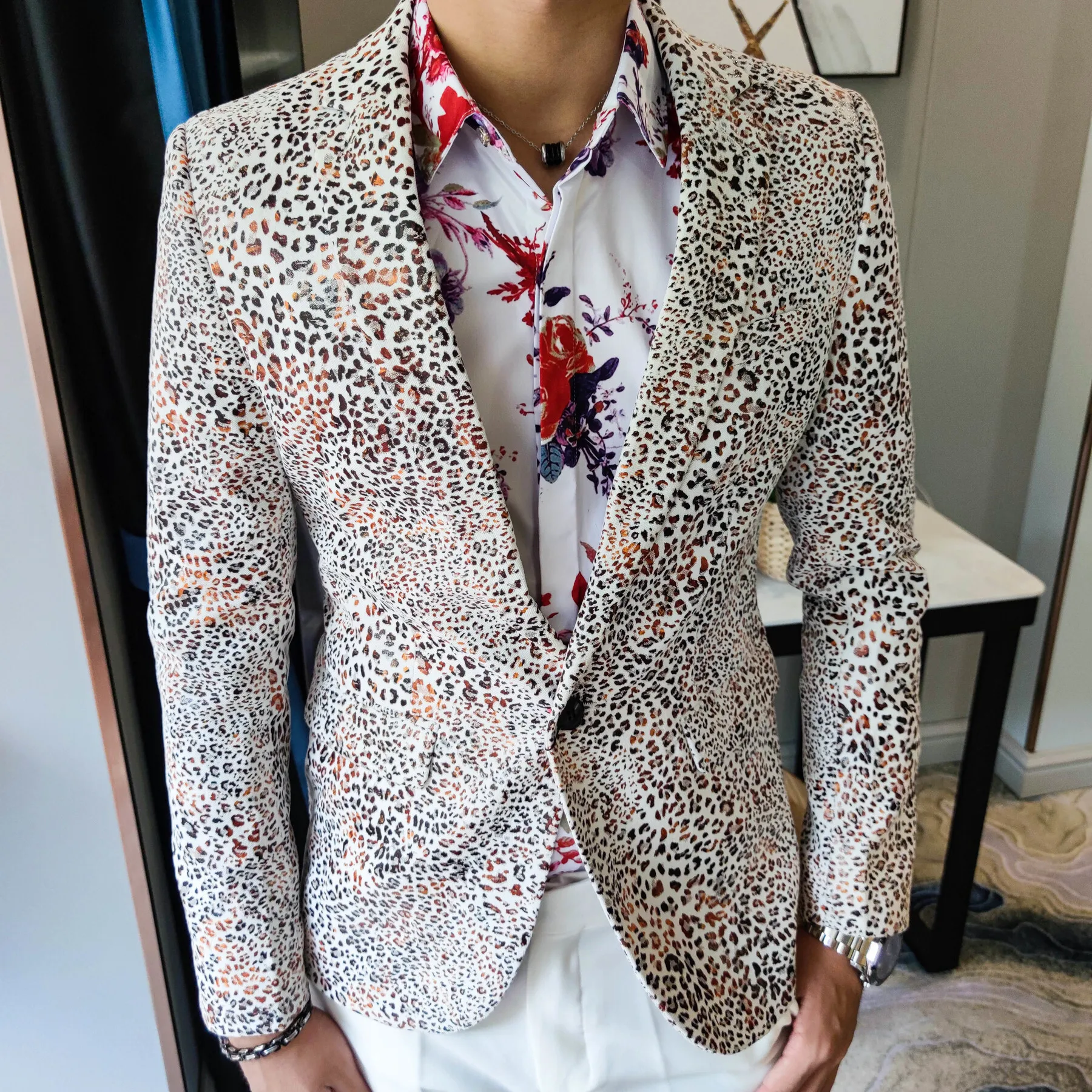 British Night Club Outfits Blazer Hombre Casual Flower Masculino Fall Leopard Single Suit Fashion Man Slim Suit Blazer Masculino
British Night Club Outfits Blazer Hombre Casual Flower Masculino Fall Leopard Single Suit Fashion Man Slim Suit Blazer Masculino