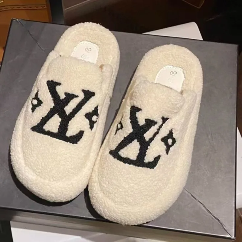 Новые модные меховые тапочки-мюли на платформе с толстой подошвой и высоким каблуком, теплые хлопковые тапочки для дома и улицы 2026 года
Новые модные меховые тапочки-мюли на платформе с толстой подошвой и высоким каблуком, теплые хлопковые тапочки для дома и улицы 2026 года