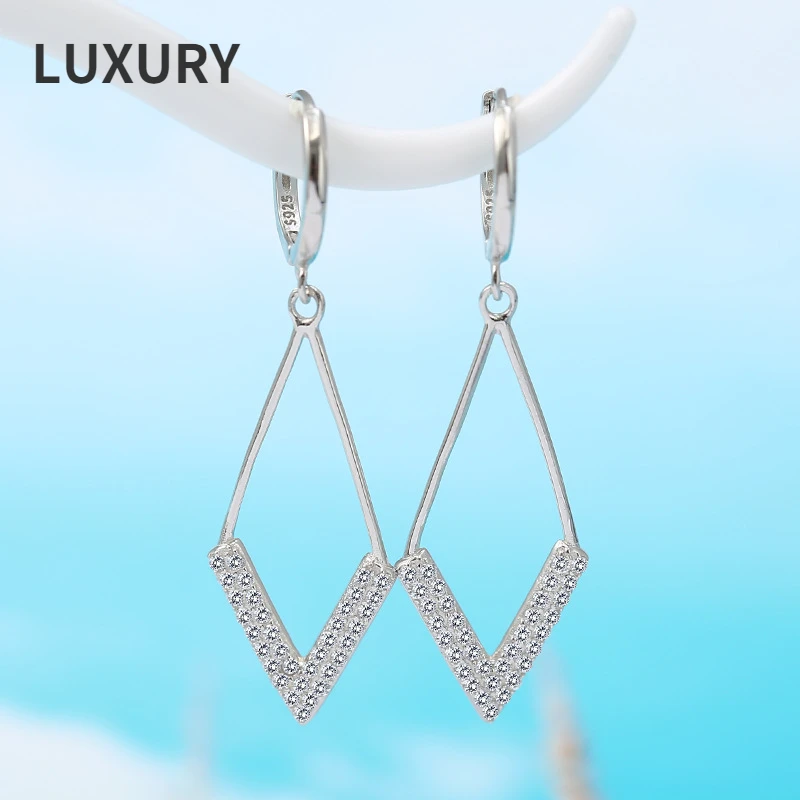 Luxury 100% S925 Sterling Silver Diamond Hoop Earrings For Women Sparkling Party Fine Jewelry
Luxury 100% S925 Sterling Silver Diamond Hoop Earrings For Women Sparkling Party Fine Jewelry