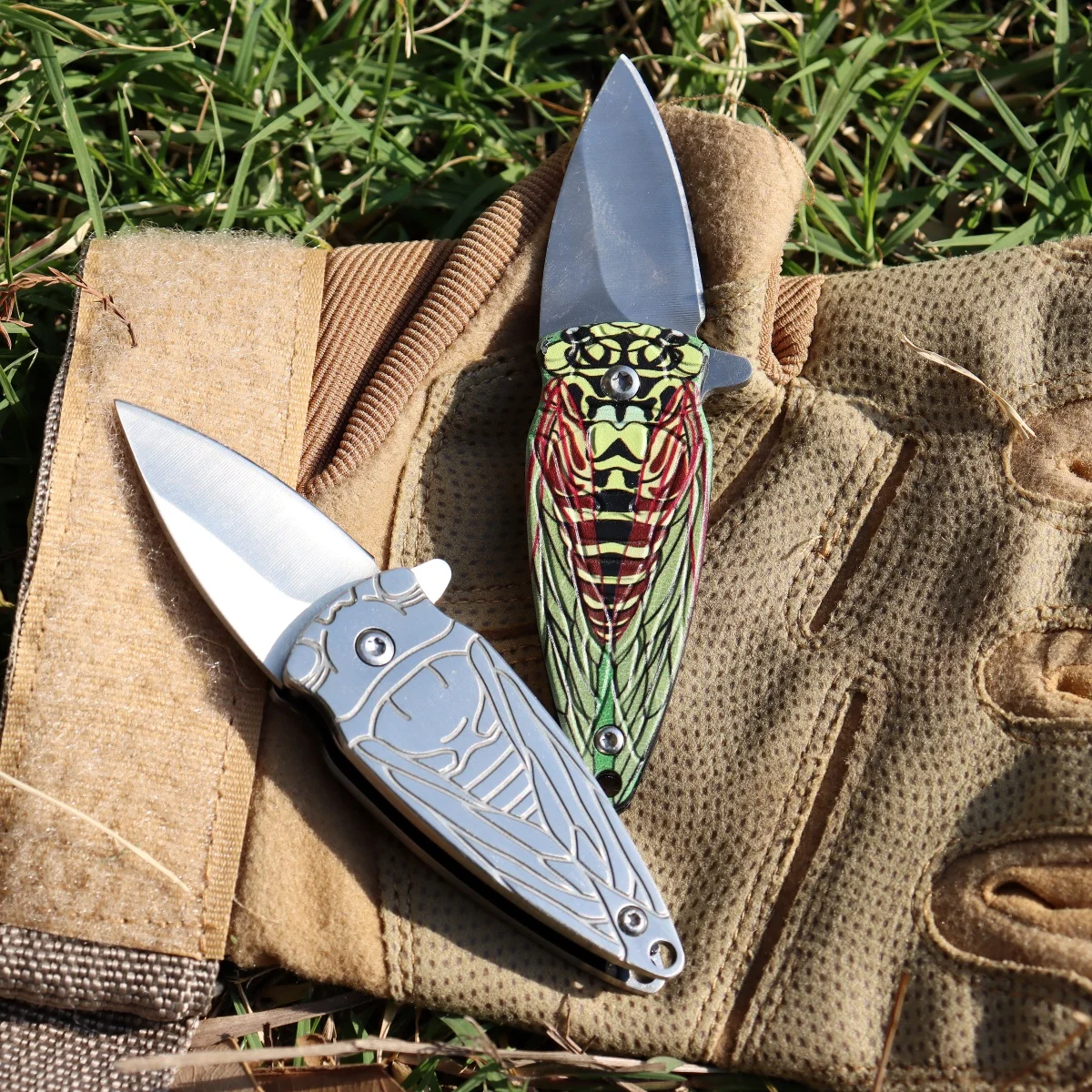 Camping EDC pocket knife with D2 steel blade and high-grade stainless steel handle. Essential for hiking, exploring, rescuing, camping – a great gift for Father's Day, birthdays, Christmas.
Camping EDC pocket knife with D2 steel blade and high-grade stainless steel handle. Essential for hiking, exploring, rescuing, camping – a great gift for Father's Day, birthdays, Christmas.