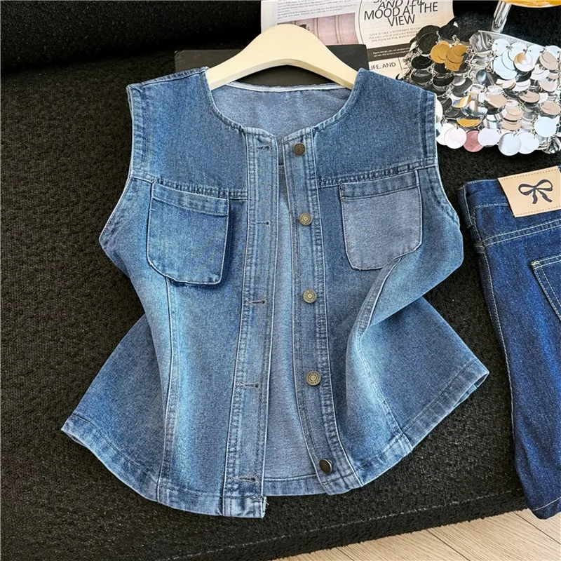 Summer New Women Blue Short Denim Vest Fashion Pocket Design Round Neck Single-Breasted Sleeveless Cowboy Waistcoat Veste Female
Summer New Women Blue Short Denim Vest Fashion Pocket Design Round Neck Single-Breasted Sleeveless Cowboy Waistcoat Veste Female
