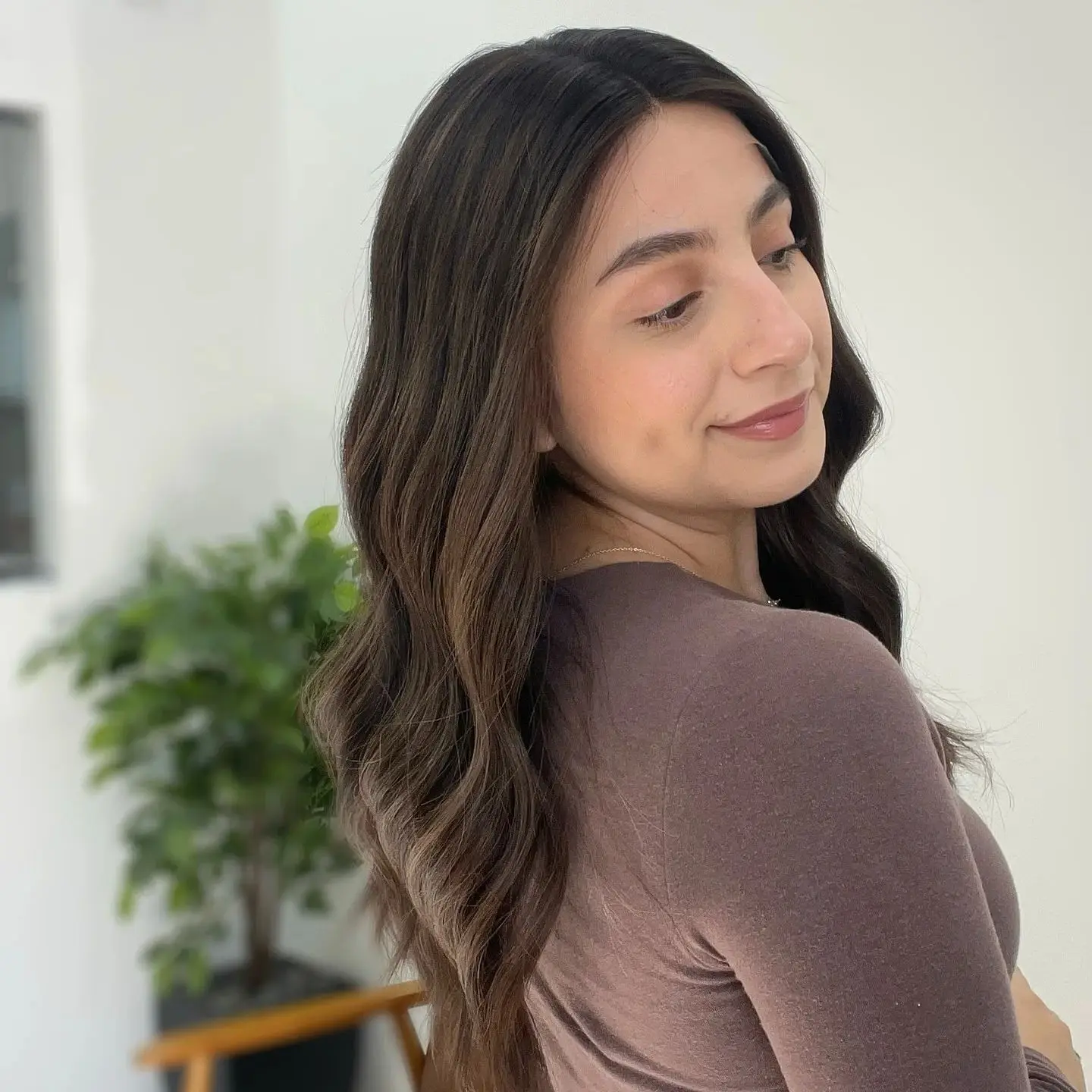 Парик с натуральной волной высокой плотности, 13*4 HD, невидимый синтетический парик с кружевной передней частью, длинный, темно-коричневый, с предварительно прорисованной линией роста волос, для косплея
Парик с натуральной волной высокой плотности, 13*4 HD, невидимый синтетический парик с кружевной передней частью, длинный, темно-коричневый, с предварительно прорисованной линией роста волос, для косплея