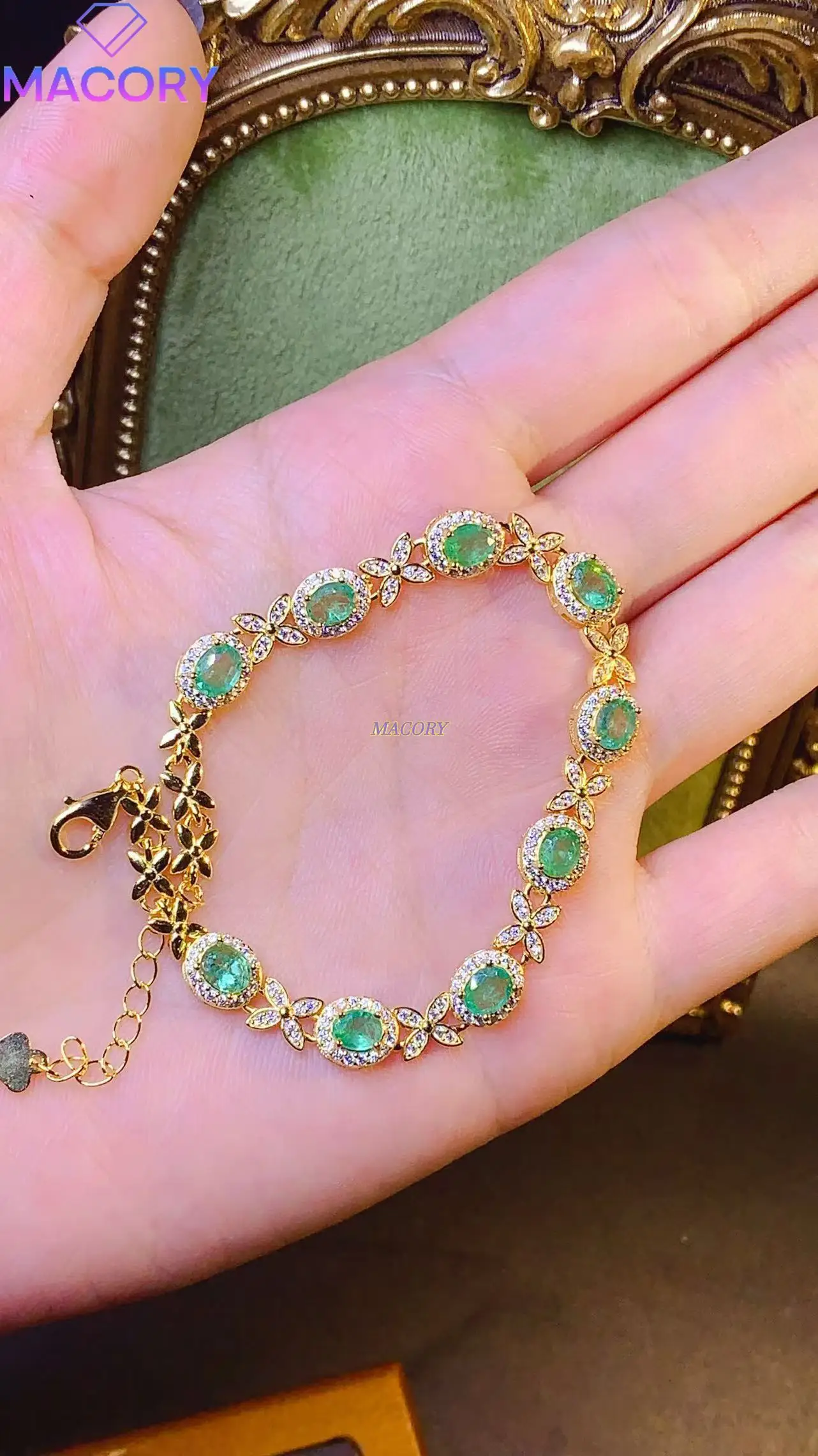 New emerald bracelet for women, made of 925 sterling silver, high-quality classic jewelry suitable for all types of people.
New emerald bracelet for women, made of 925 sterling silver, high-quality classic jewelry suitable for all types of people.