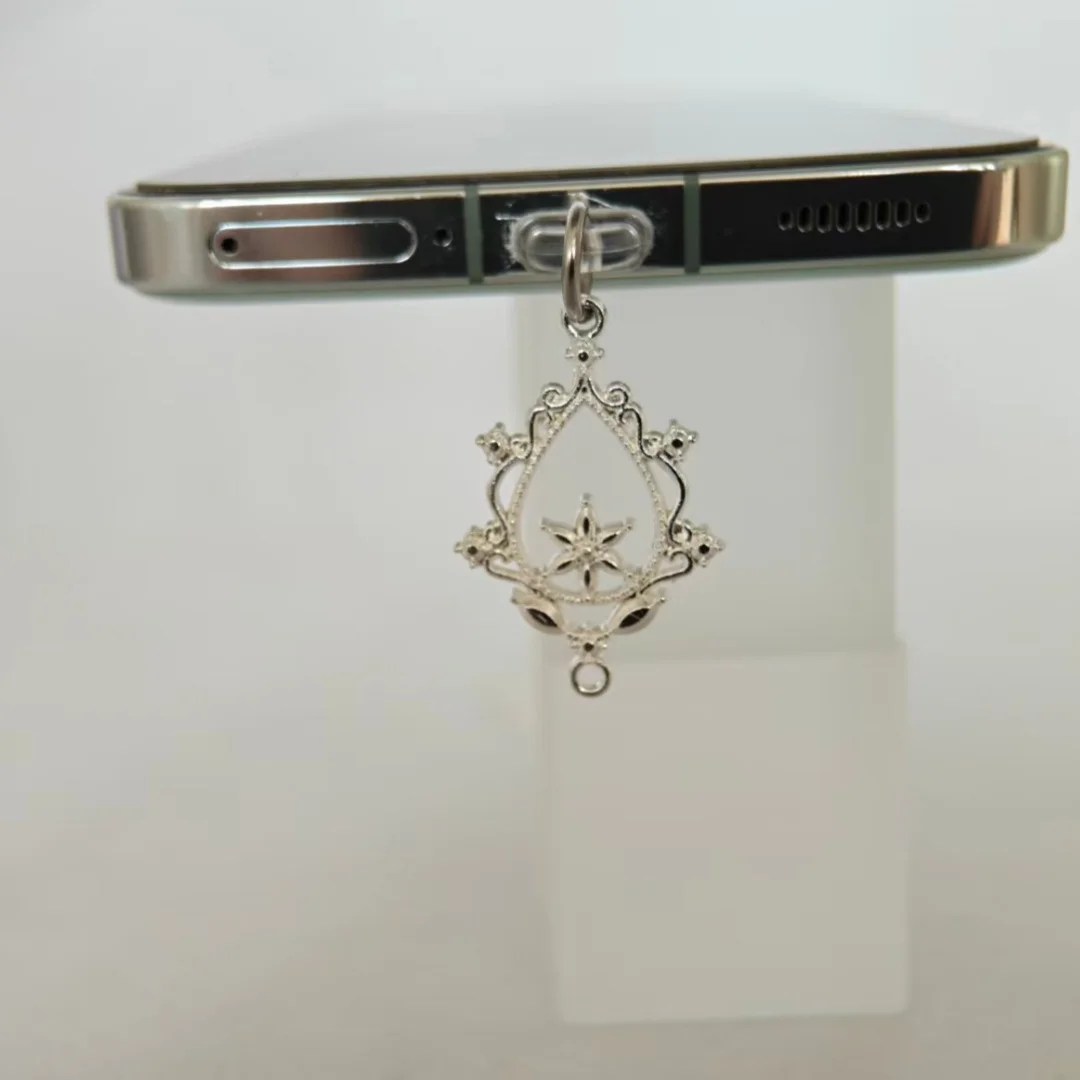 Vintage Floral Silver Phone Dust Plug, Elegant Decorative Phone Pendant, Perfect Gift for Christmas, Anniversaries, New Year, Valentine's Day, Birthdays, Etc
Vintage Floral Silver Phone Dust Plug, Elegant Decorative Phone Pendant, Perfect Gift for Christmas, Anniversaries, New Year, Valentine's Day, Birthdays, Etc