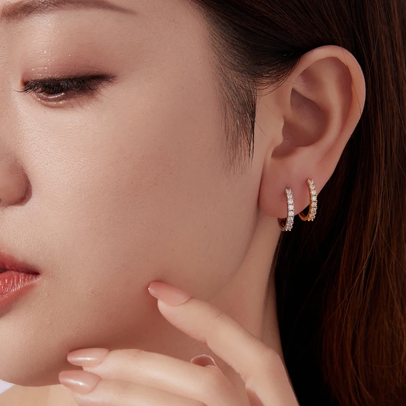 Bamoer U Moissanite Huggie Hoop Earrings Round Cut Half Enternity Ear Buckle D Color S925 for Women Classic Wedding Jewelry Gift
Bamoer U Moissanite Huggie Hoop Earrings Round Cut Half Enternity Ear Buckle D Color S925 for Women Classic Wedding Jewelry Gift