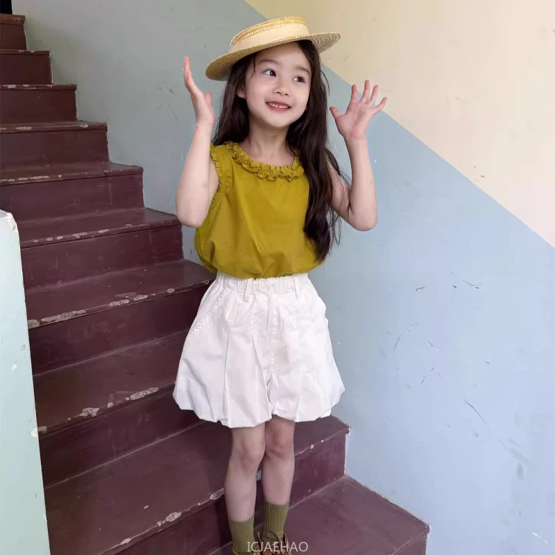 2025 Kids Vintage Simple Style Outfit Cotton Sleeveless Top Ruffle Trim Bloomer Shorts Retro Casual Wear Girls Summer Clothes
2025 Kids Vintage Simple Style Outfit Cotton Sleeveless Top Ruffle Trim Bloomer Shorts Retro Casual Wear Girls Summer Clothes