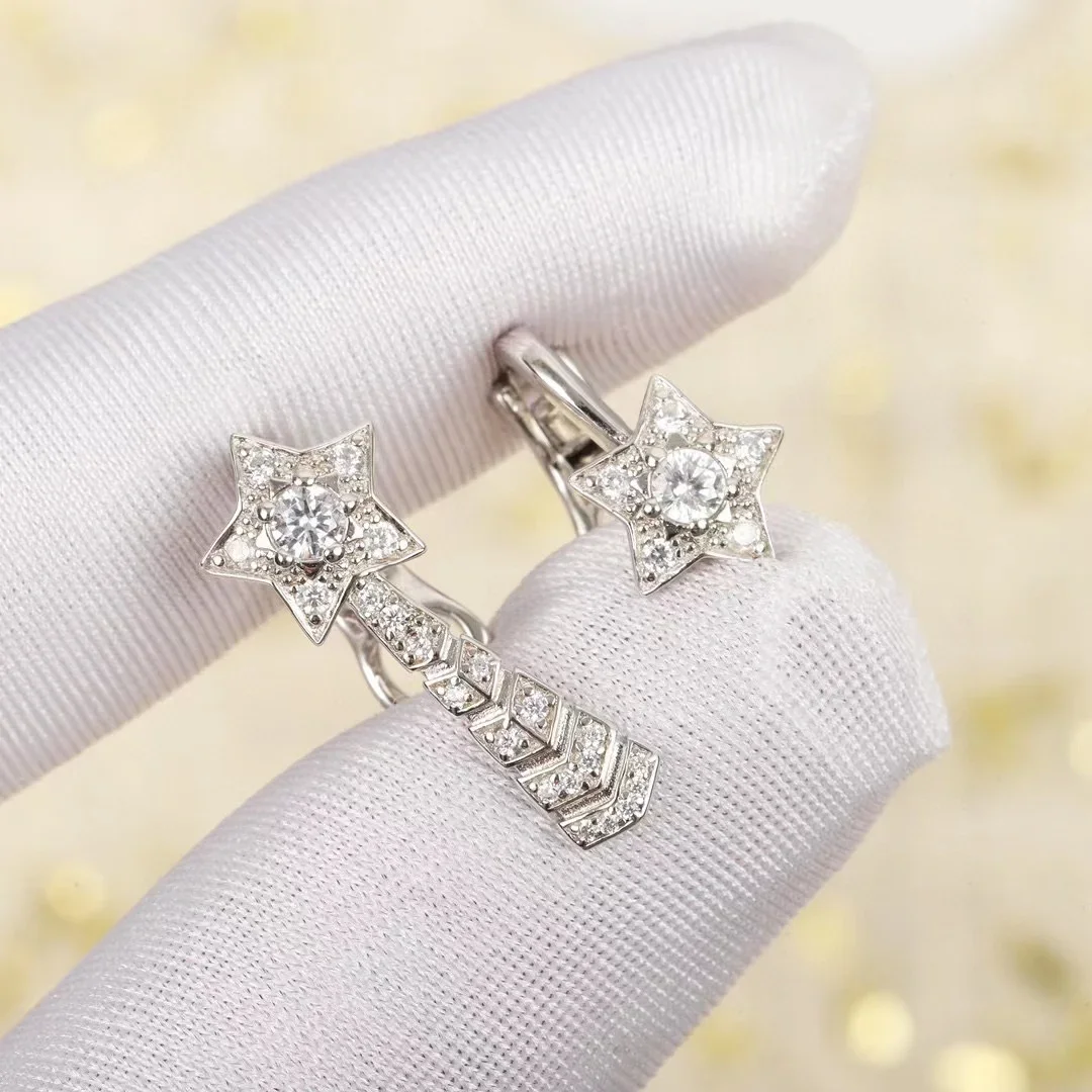 New 2024 Trend Classic High Quality Hot Brand Star Luxury Jewelry Asymmetric Earrings For Women Wedding Pure 925 Sliver Gifts
New 2024 Trend Classic High Quality Hot Brand Star Luxury Jewelry Asymmetric Earrings For Women Wedding Pure 925 Sliver Gifts
