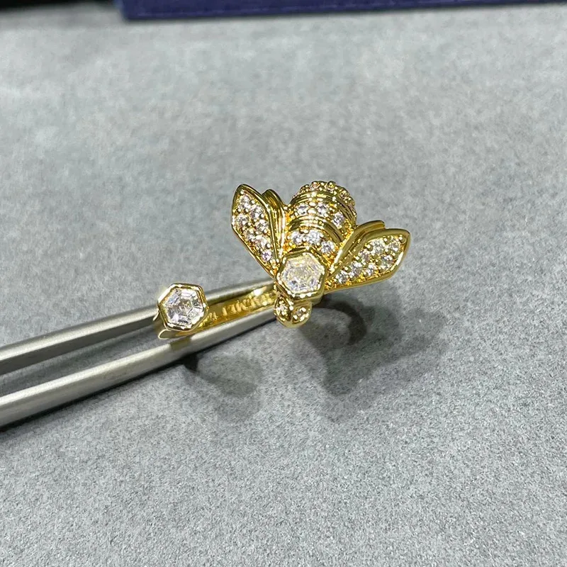 ROBO Design, новый стиль, стерлинговое серебро 925 пробы, кольца с цирконием в виде пчелы для женщин, ювелирные изделия, открытое кольцо, регулируемый размер, розовый
ROBO Design, новый стиль, стерлинговое серебро 925 пробы, кольца с цирконием в виде пчелы для женщин, ювелирные изделия, открытое кольцо, регулируемый размер, розовый