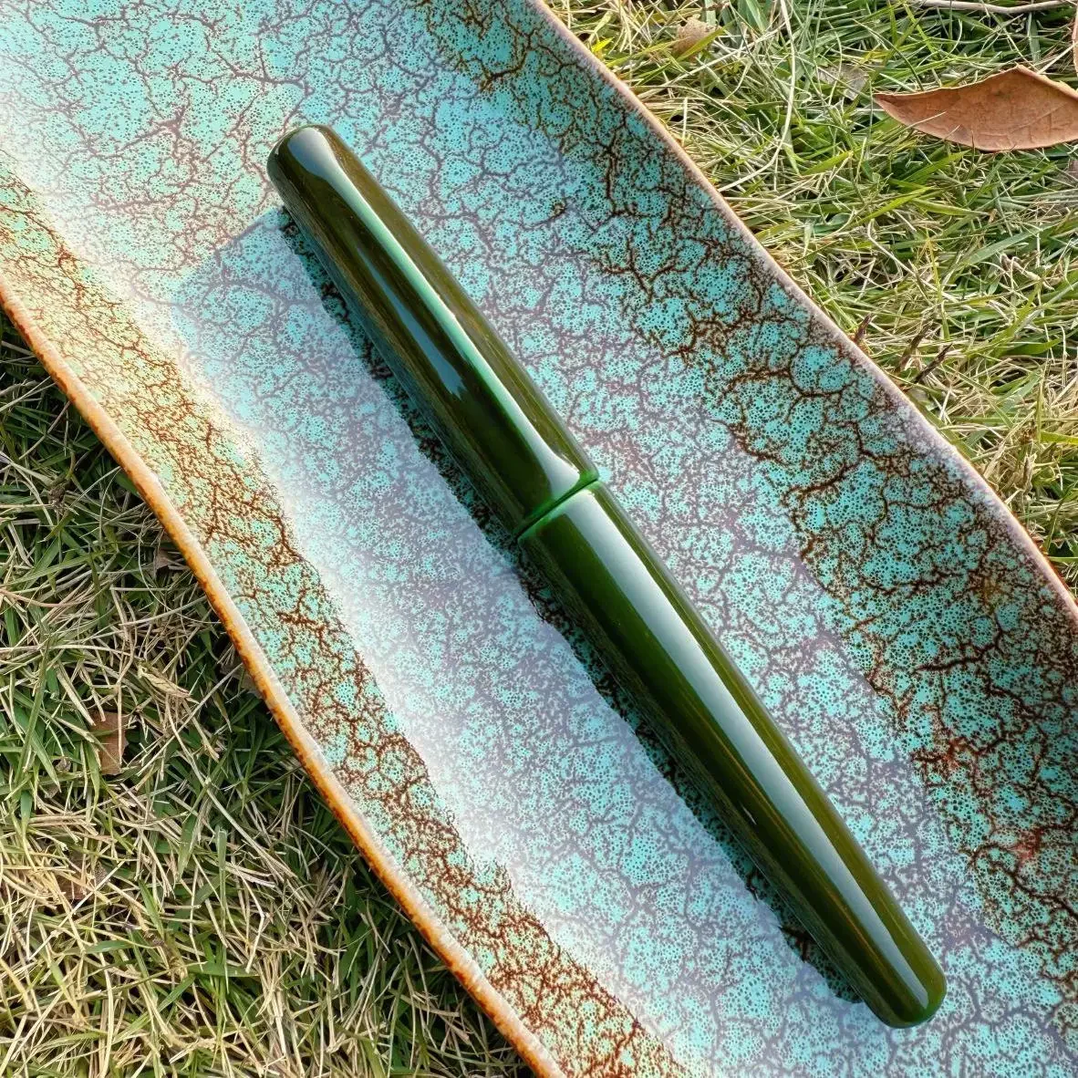 SELMY ручная работа GreenLacquered Cumberland Ebonite твердый резиновый наконечник F перьевая ручка бизнес-студент канцелярские принадлежности письмо подарок
SELMY ручная работа GreenLacquered Cumberland Ebonite твердый резиновый наконечник F перьевая ручка бизнес-студент канцелярские принадлежности письмо подарок