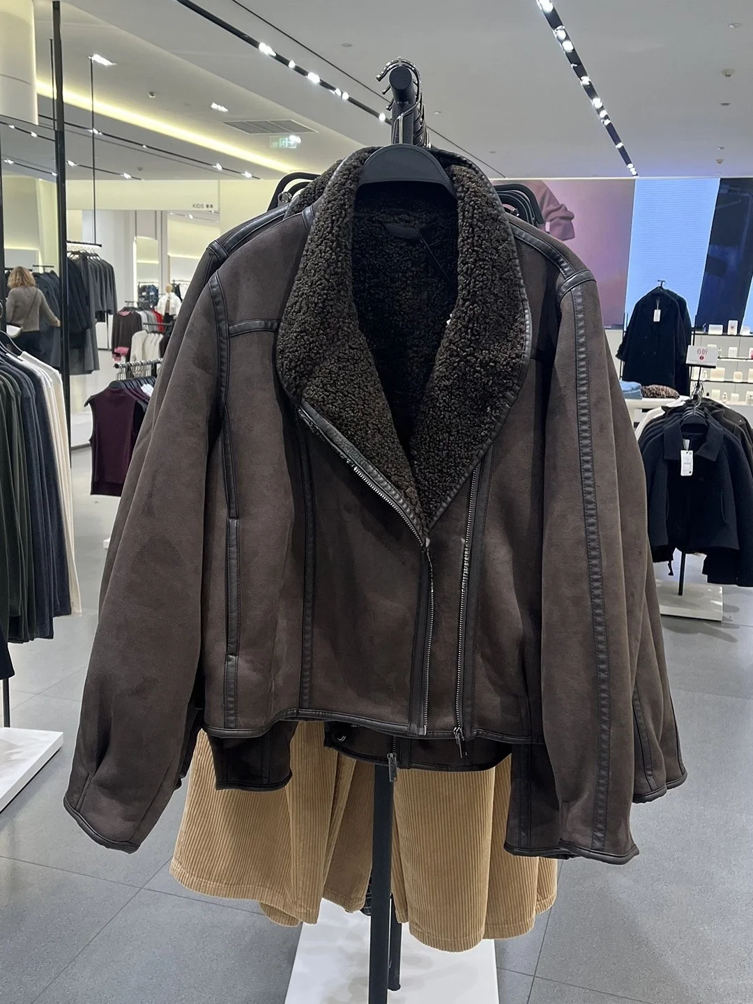 Double-Sided Leather-and-Fur Integrated Casual Long-Sleeve Women's Jacket Winter New Style Fashion Outerwear Coat for Ladies
Double-Sided Leather-and-Fur Integrated Casual Long-Sleeve Women's Jacket Winter New Style Fashion Outerwear Coat for Ladies