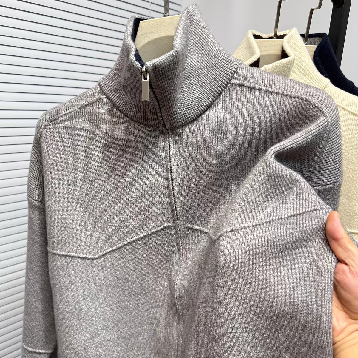 High Quality Knitted Men's Stand Collar Cardigan New Trend Solid Color Comfort Zipper Coat Korean Style Youth Fashion Casual Top
High Quality Knitted Men's Stand Collar Cardigan New Trend Solid Color Comfort Zipper Coat Korean Style Youth Fashion Casual Top