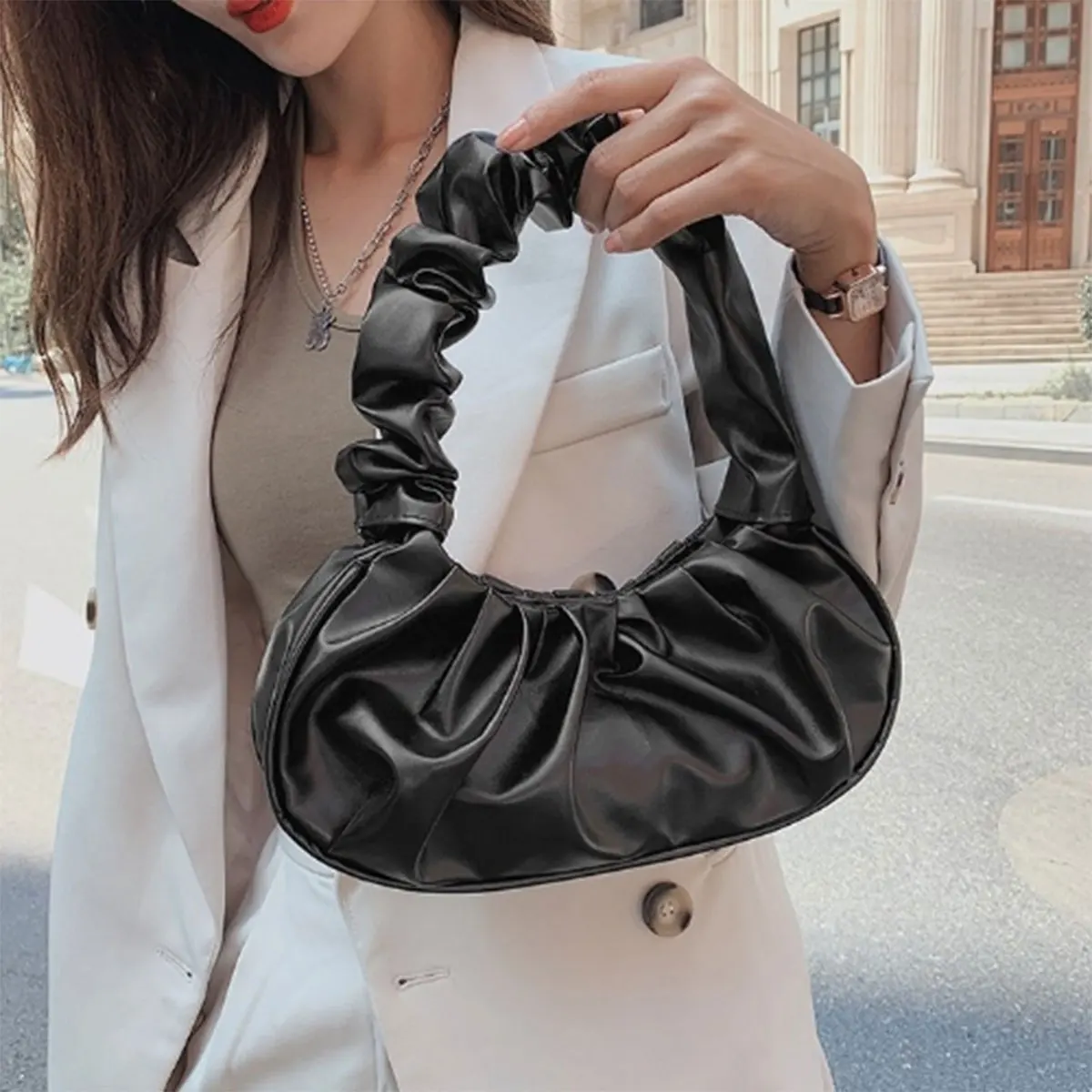 New fashionable solid-color pleated cloud bag, Korean-style women's bag, stylish French handbag, single-shoulder bag, one set
New fashionable solid-color pleated cloud bag, Korean-style women's bag, stylish French handbag, single-shoulder bag, one set