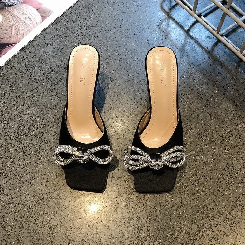 One Line Bow Sandals with Fine Heels and Rhinestones, High-heeled Slippers for Women, Fashionable Square Toe Oversized Satin
One Line Bow Sandals with Fine Heels and Rhinestones, High-heeled Slippers for Women, Fashionable Square Toe Oversized Satin