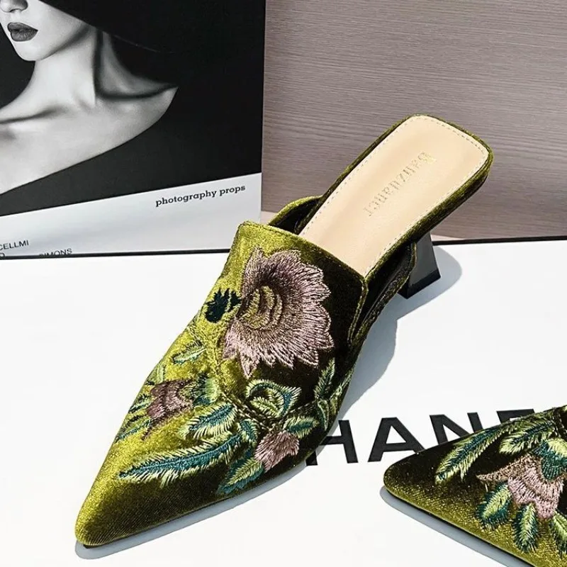 Women's Chinese Style Embroidered Pointed Toe Stiletto Heel Mules 2026 Spring New Arrival Outdoor Slip-On Sandals
Women's Chinese Style Embroidered Pointed Toe Stiletto Heel Mules 2026 Spring New Arrival Outdoor Slip-On Sandals