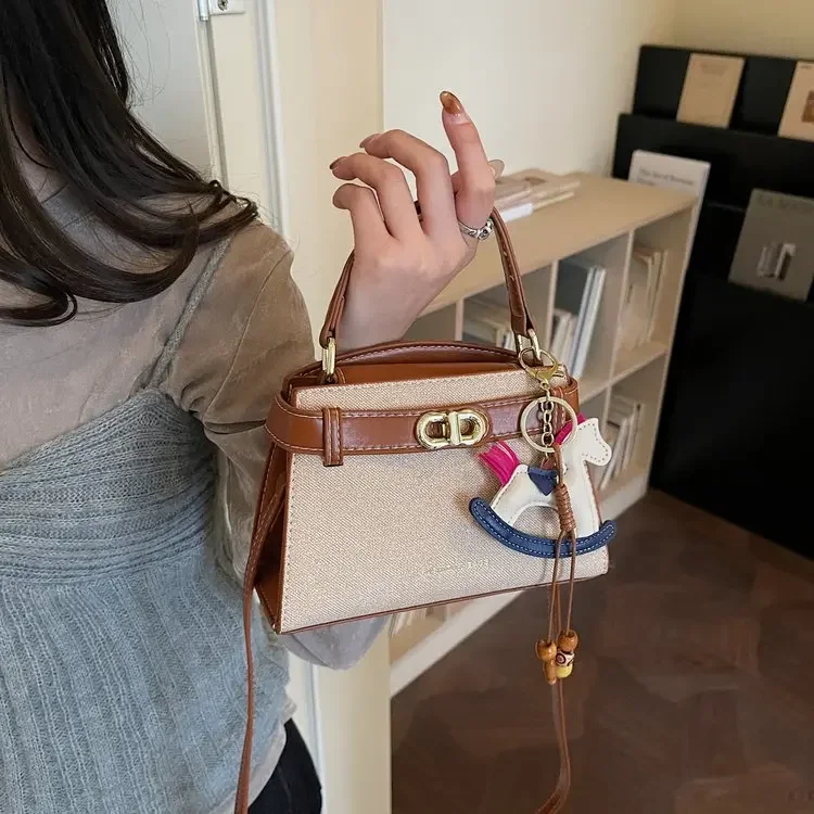 Элегантная кожаная сумка-мессенджер для женщин: винтажный стиль, простота, роскошь, популярность, классика, модность
Элегантная кожаная сумка-мессенджер для женщин: винтажный стиль, простота, роскошь, популярность, классика, модность