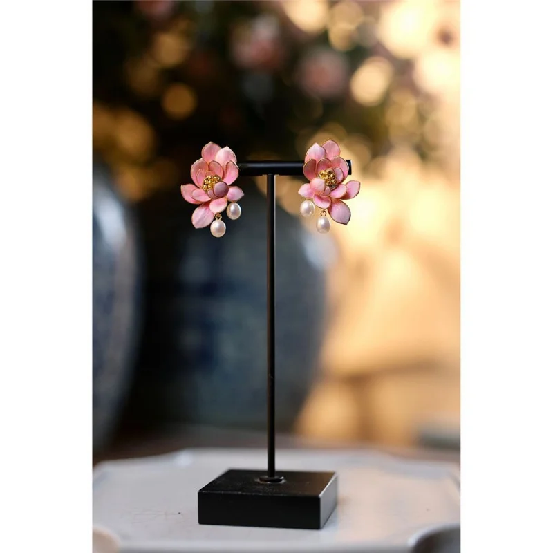 Gilt imitation jade flower filigree pink lotus earrings, vintage craftsmanship, hand-forged, purely handmade, traditional classi
Gilt imitation jade flower filigree pink lotus earrings, vintage craftsmanship, hand-forged, purely handmade, traditional classi