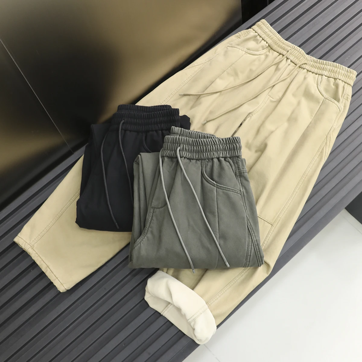 Мужские повседневные брюки на флисовой подкладке, свободные, прямого кроя, зимние, модные, городские, стильные, удобные, теплые, не объемные, рабочая одежда
Мужские повседневные брюки на флисовой подкладке, свободные, прямого кроя, зимние, модные, городские, стильные, удобные, теплые, не объемные, рабочая одежда