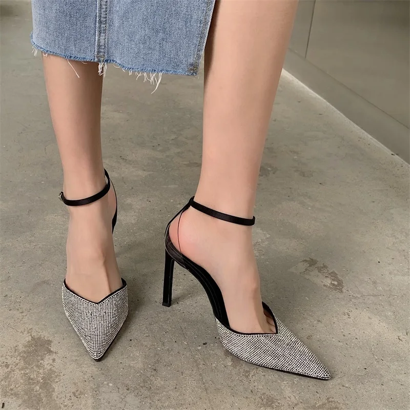 Spring and summer new style diamond sexy pointy fashion sandals thin high-heeled party dress versatile women's single shoes
Spring and summer new style diamond sexy pointy fashion sandals thin high-heeled party dress versatile women's single shoes
