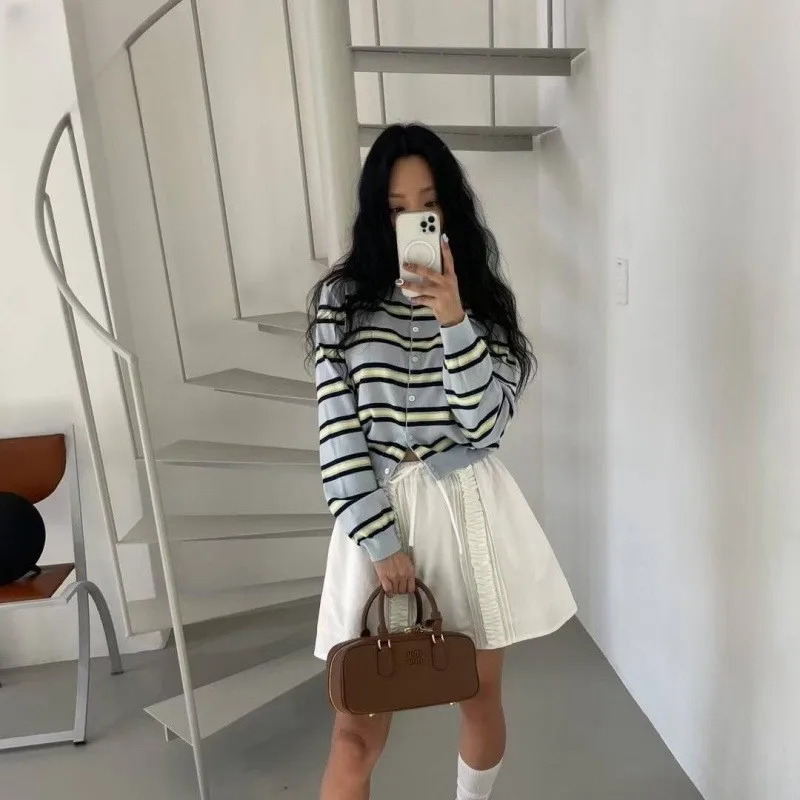 Корейский шик: новый ретро-кардиган для женщин, вязаный, с длинным рукавом, круглым вырезом, на пуговицах, с цветными блоками и полосками, нежный стиль, топы для ранней осени
Корейский шик: новый ретро-кардиган для женщин, вязаный, с длинным рукавом, круглым вырезом, на пуговицах, с цветными блоками и полосками, нежный стиль, топы для ранней осени