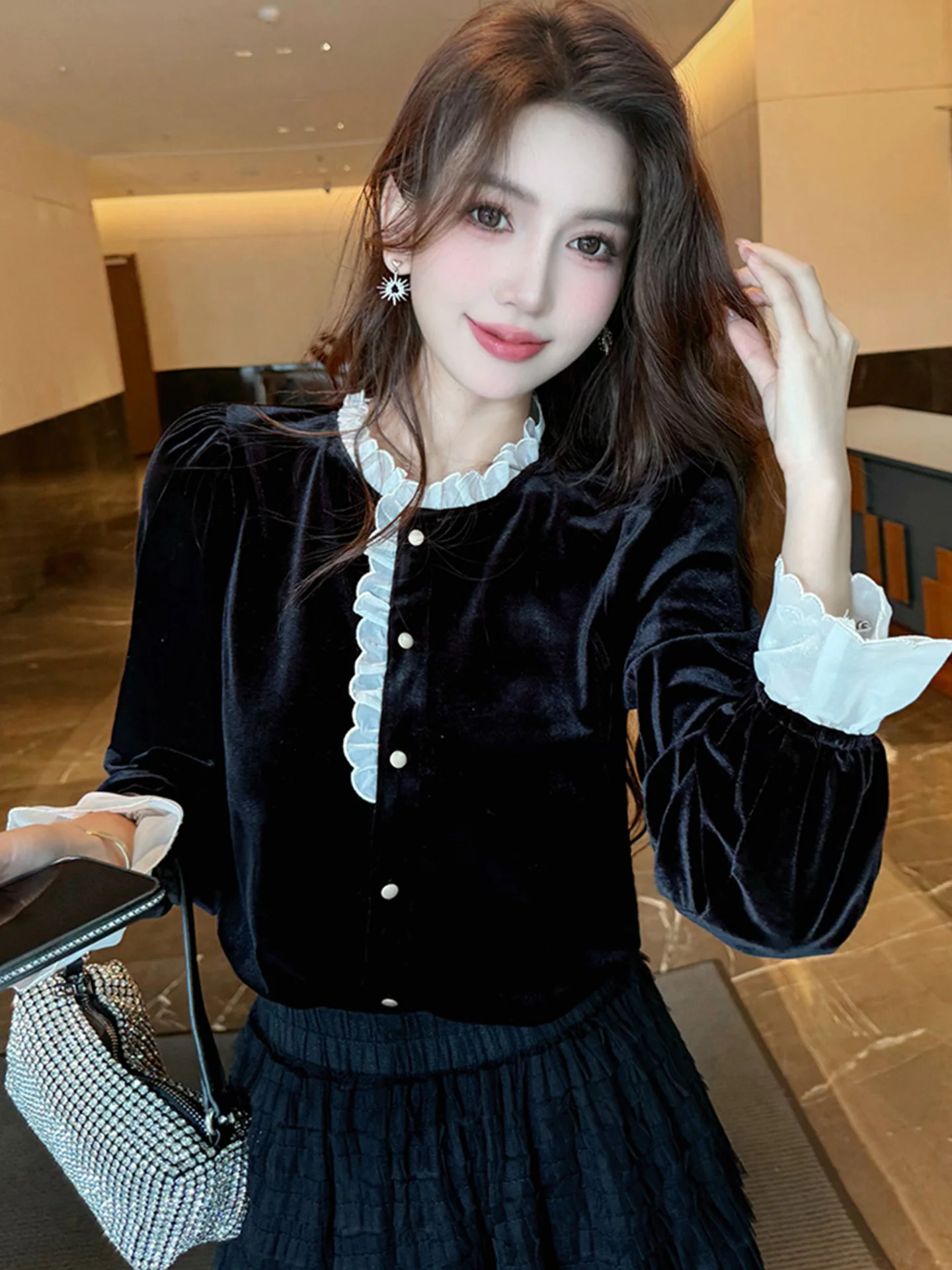 Элегантный бархатный топ с длинным рукавом: комфортный, модный, женский, от высококачественного корейского бренда, прямого кроя, для осеннего гардероба
Элегантный бархатный топ с длинным рукавом: комфортный, модный, женский, от высококачественного корейского бренда, прямого кроя, для осеннего гардероба