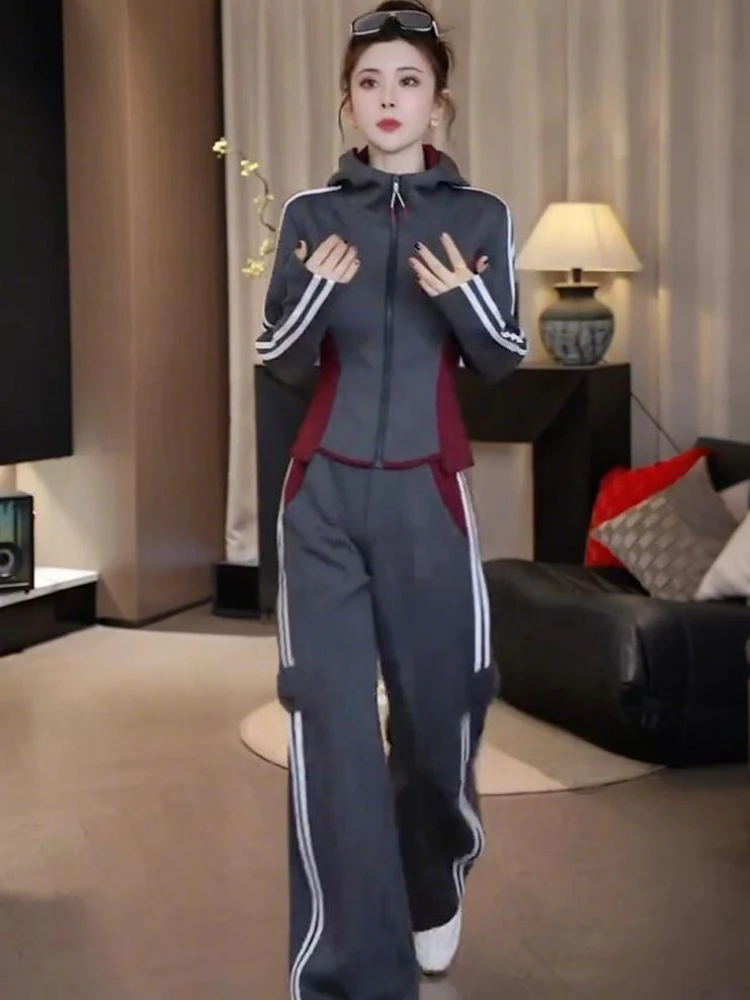 Осень 2023, новая корейская версия спортивной одежды, комплект из 2 предметов, женская облегающая куртка с капюшоном и прямыми брюками-карго с цветными блоками
Осень 2023, новая корейская версия спортивной одежды, комплект из 2 предметов, женская облегающая куртка с капюшоном и прямыми брюками-карго с цветными блоками