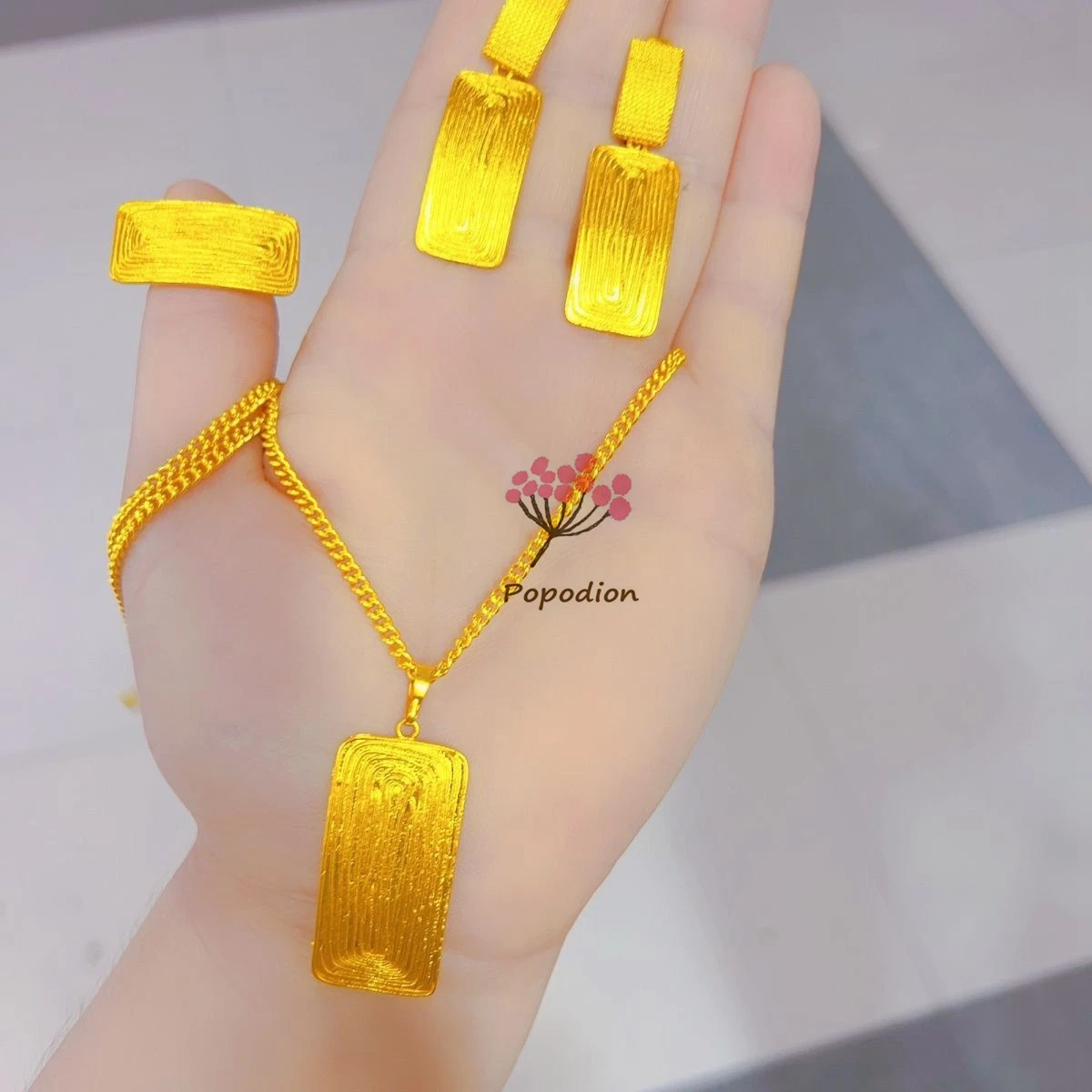 New Dubai 24K Gold Plated Ring Necklace Earrings Romantic Wedding Gift Party Jewelry Set for Women DD10582
New Dubai 24K Gold Plated Ring Necklace Earrings Romantic Wedding Gift Party Jewelry Set for Women DD10582