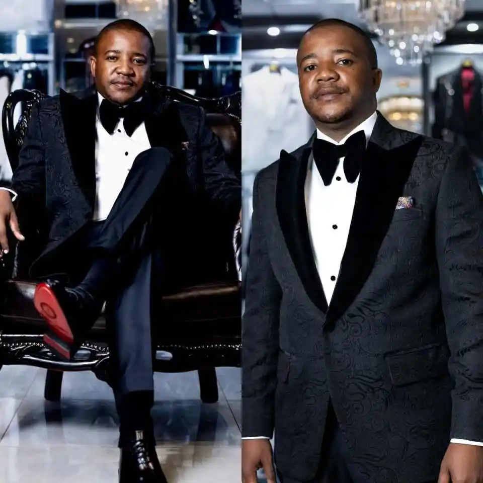 Stylish Jacquard Men Suits One Button Peaked Lapel Jacket Blazers Loose Fit Groom Wedding 2 Pieces Customized Tuxedos
Stylish Jacquard Men Suits One Button Peaked Lapel Jacket Blazers Loose Fit Groom Wedding 2 Pieces Customized Tuxedos