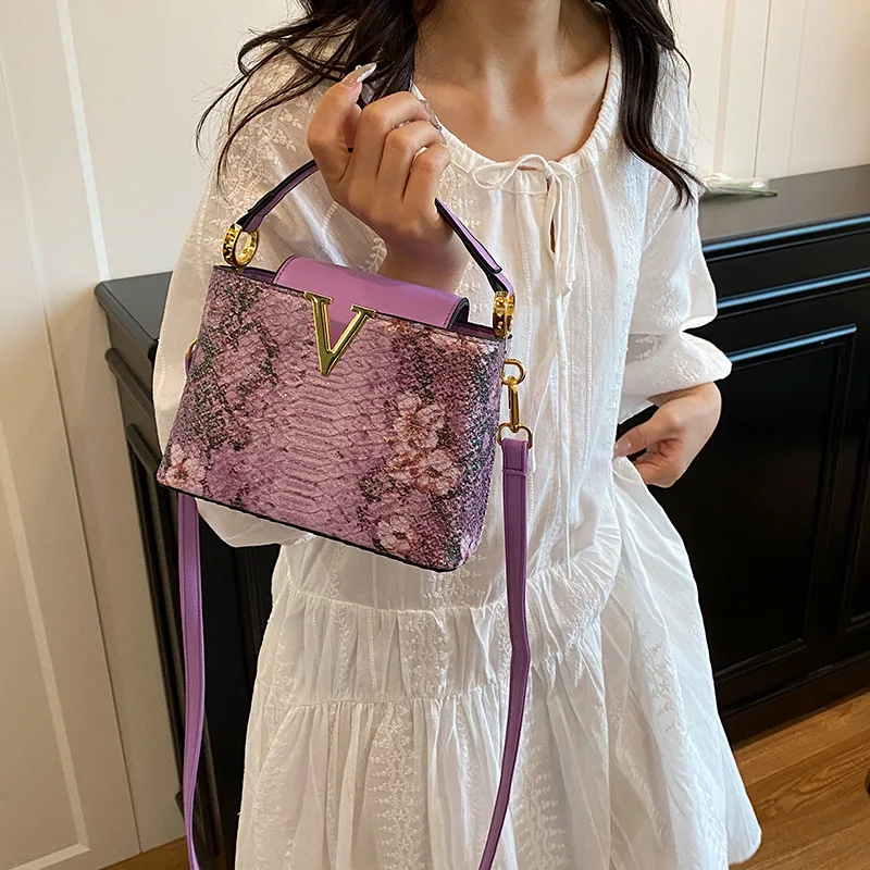 SS 2025 Women's Premium Crocodile Embossed Handbag Golden V Glitter Multi Pockets Evening Chic Versatile
SS 2025 Women's Premium Crocodile Embossed Handbag Golden V Glitter Multi Pockets Evening Chic Versatile