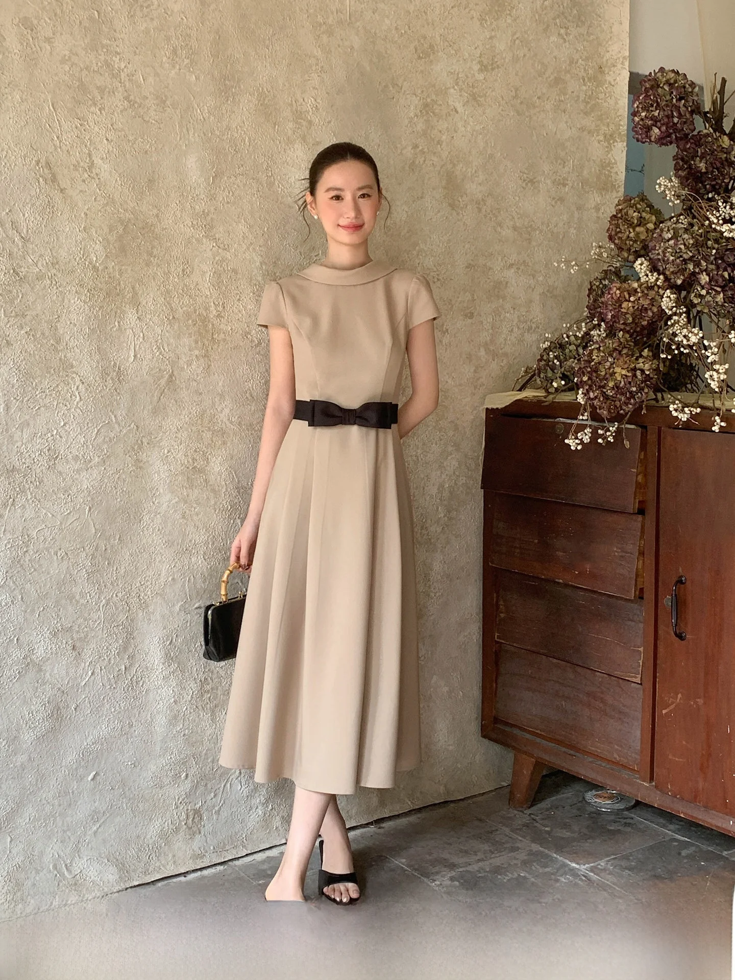 XXNING Spring 2026 Elegant Slimming Long Dress with Bow Belt And Stand Collar Commuter Style Polyester Blend A-Line Skirt
XXNING Spring 2026 Elegant Slimming Long Dress with Bow Belt And Stand Collar Commuter Style Polyester Blend A-Line Skirt