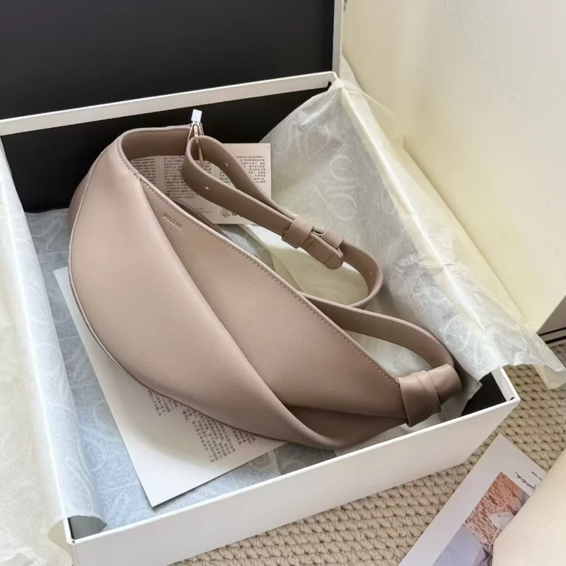 2025Новая женская сумка через плечо Neyu из гладкой кожи, модная и универсальная сумка с рогом быка
2025Новая женская сумка через плечо Neyu из гладкой кожи, модная и универсальная сумка с рогом быка