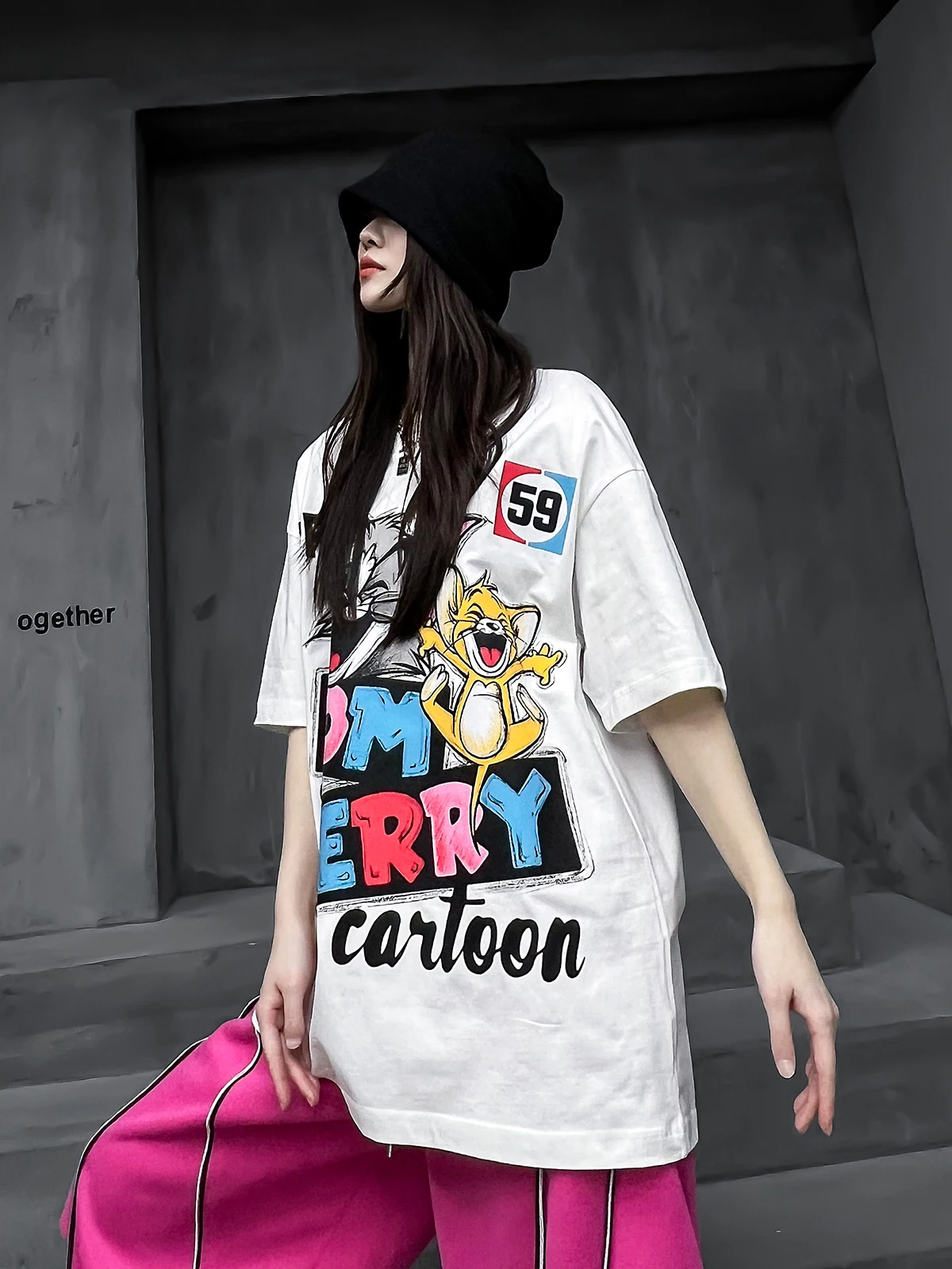 Модная белая футболка M-Home в уличном стиле, женская свободная футболка с коротким рукавом, хлопковая, с круглым вырезом, с буквенным принтом, летняя новинка
Модная белая футболка M-Home в уличном стиле, женская свободная футболка с коротким рукавом, хлопковая, с круглым вырезом, с буквенным принтом, летняя новинка