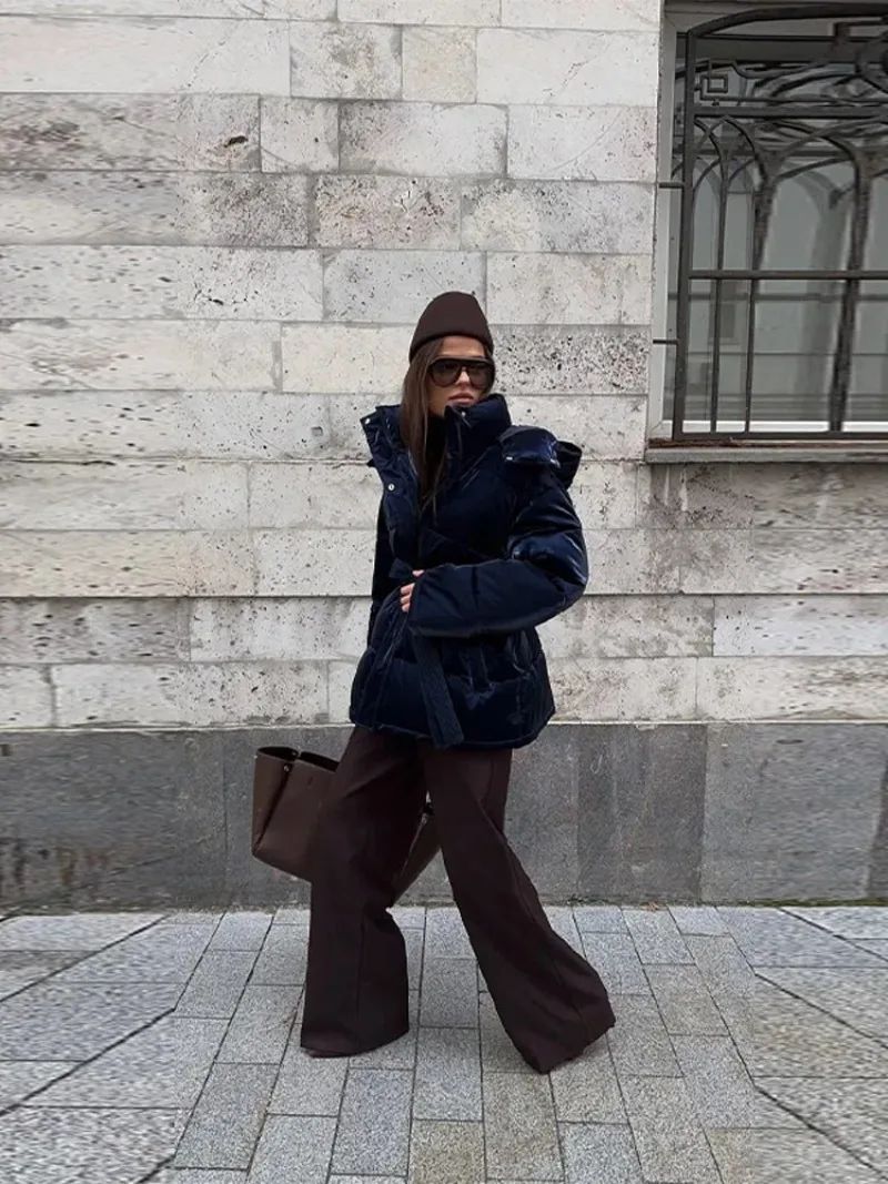 Блестящая светоотражающая стеганая куртка на шнуровке, женская зимняя теплая парка со съемным капюшоном и поясом, модная новая верхняя одежда 2025 года
Блестящая светоотражающая стеганая куртка на шнуровке, женская зимняя теплая парка со съемным капюшоном и поясом, модная новая верхняя одежда 2025 года