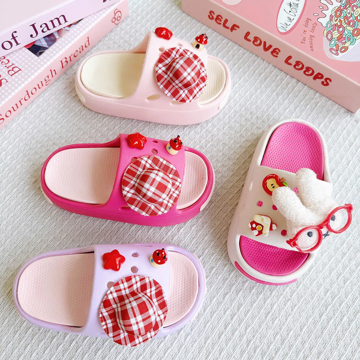 New Trendy Cartoon Red Hat Glasses Rabbit Versatile Girls' Eva Slippers Fashion Dual-Color Soft Sole Non-Slip Sandals 831
New Trendy Cartoon Red Hat Glasses Rabbit Versatile Girls' Eva Slippers Fashion Dual-Color Soft Sole Non-Slip Sandals 831