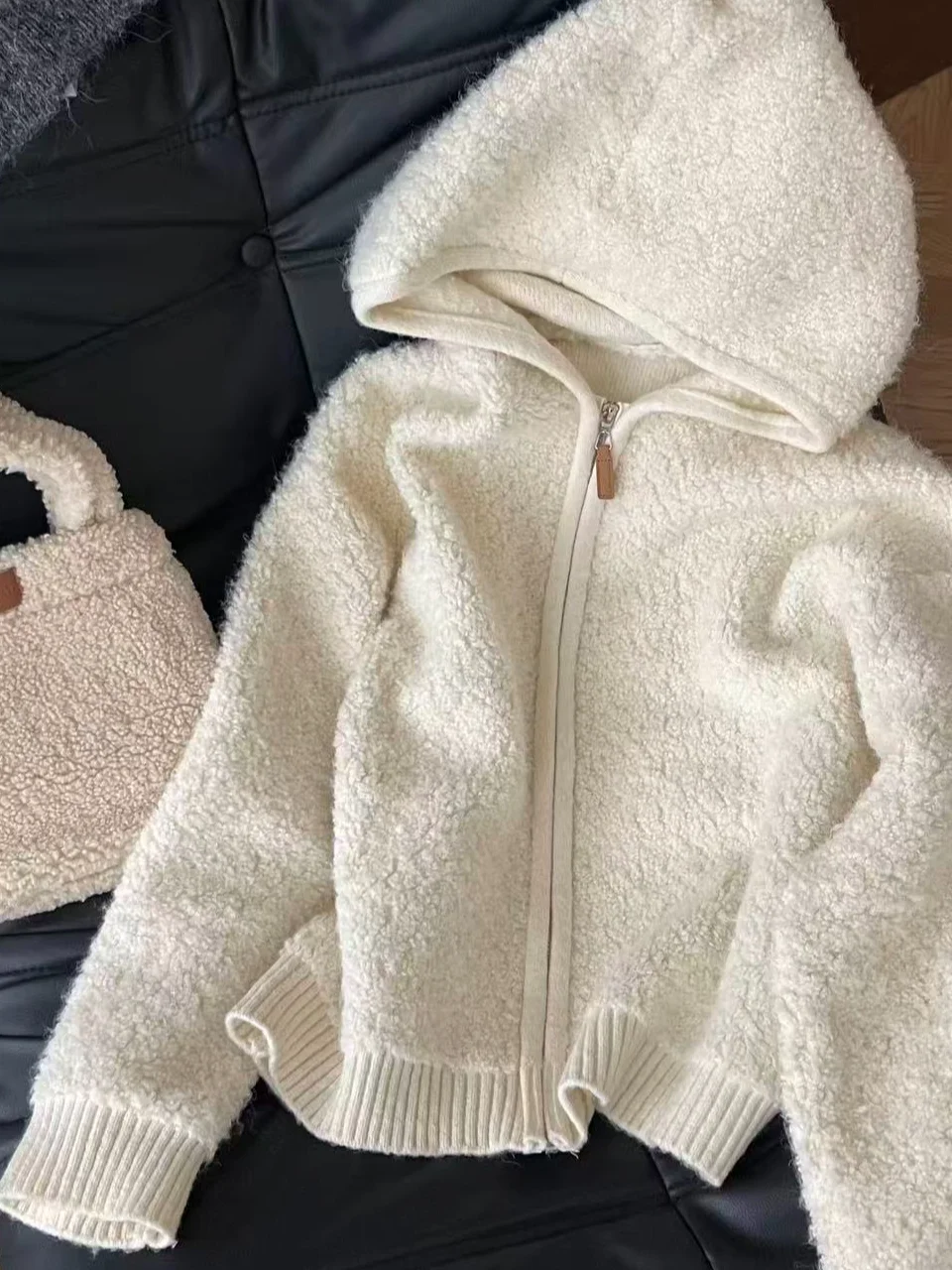 Korean Style Winter High End Lamb Fur Hooded Zipper Knitted Open Cardigan Women's Lazy Warm Sweater Casual Loose Fit Long Sleeve
Korean Style Winter High End Lamb Fur Hooded Zipper Knitted Open Cardigan Women's Lazy Warm Sweater Casual Loose Fit Long Sleeve