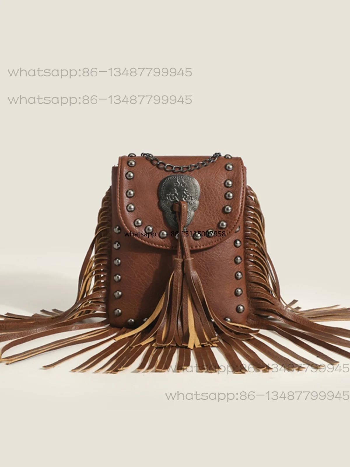 American locomotive style fashion chain bag, rivet tassel Spice Girl shoulder messenger bag
American locomotive style fashion chain bag, rivet tassel Spice Girl shoulder messenger bag