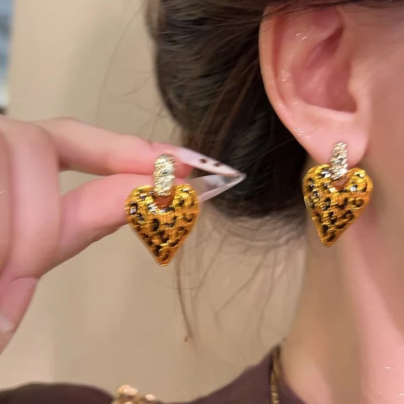 Vintage K18 Gold Color Leopard Print Heart-shaped Earrings for Women Bride Wedding Engagement Stud Earrings Jewelry Sets Gifts
Vintage K18 Gold Color Leopard Print Heart-shaped Earrings for Women Bride Wedding Engagement Stud Earrings Jewelry Sets Gifts
