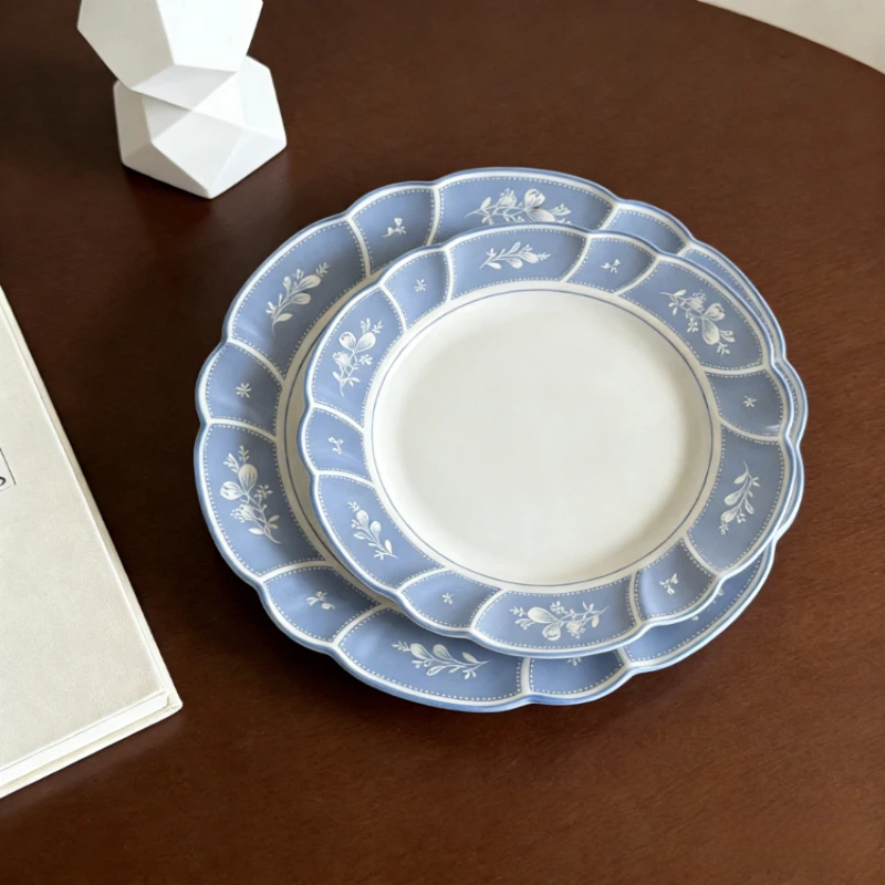 Французский ретро-набор керамической посуды с синим ободком и цветочным узором: изысканные тарелки для фруктов, десертов и тортов, а также милые сердечные миски и блюда.
Французский ретро-набор керамической посуды с синим ободком и цветочным узором: изысканные тарелки для фруктов, десертов и тортов, а также милые сердечные миски и блюда.