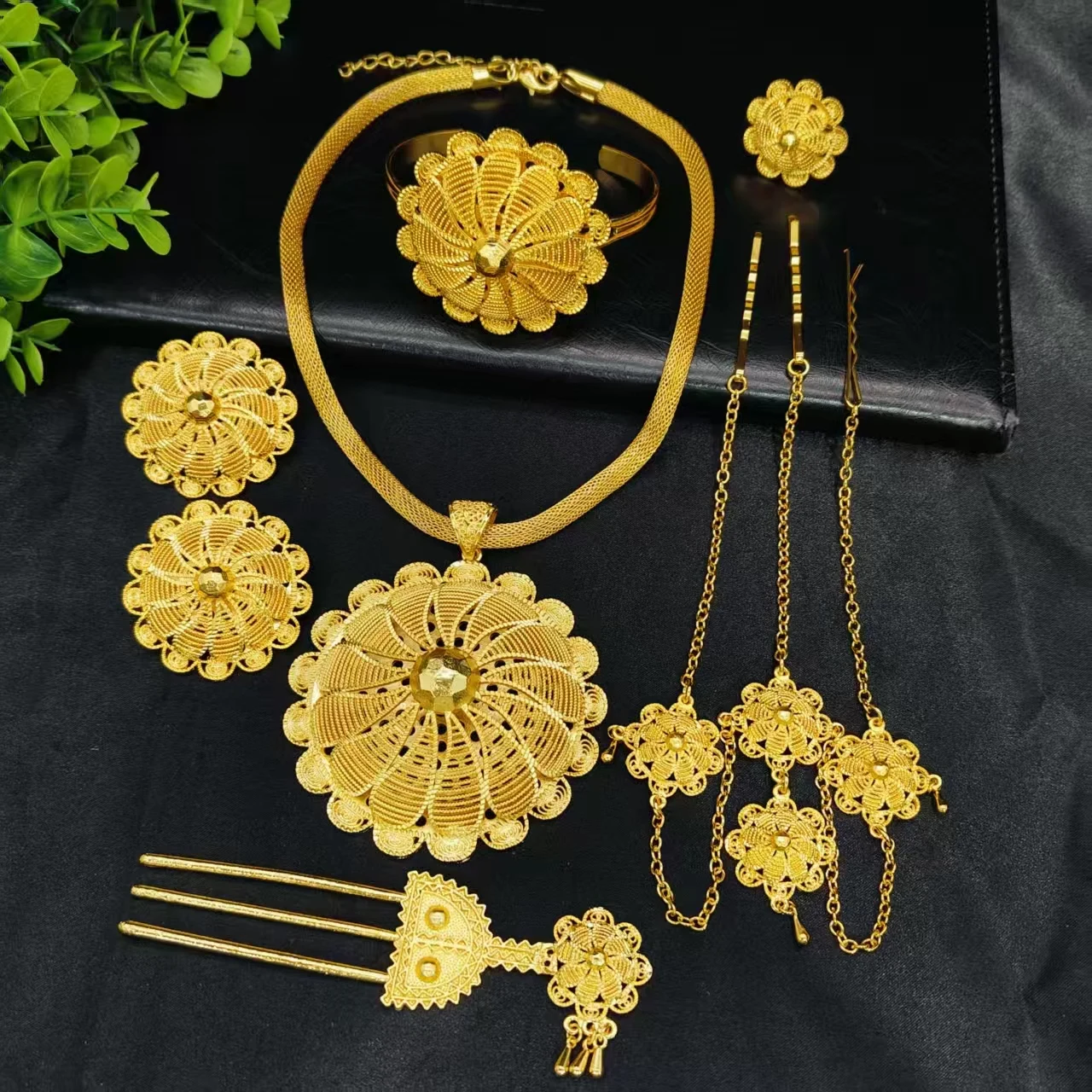 Ethiopia 6pcs Dubai Plated Gold Necklace Earrings Bracelet Hairpin Hairpin stick Ring For Women Wedding Bride jewelry Sets
Ethiopia 6pcs Dubai Plated Gold Necklace Earrings Bracelet Hairpin Hairpin stick Ring For Women Wedding Bride jewelry Sets