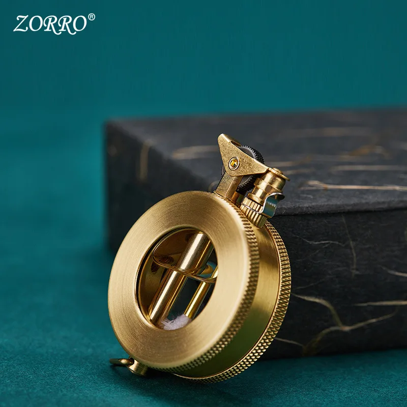 ZORRO Ретро керосиновая зажигалка большой емкости прозрачный масляный силос шлифовальный круг зажигание подарочная коллекция высококачественная медная зажигалка
ZORRO Ретро керосиновая зажигалка большой емкости прозрачный масляный силос шлифовальный круг зажигание подарочная коллекция высококачественная медная зажигалка