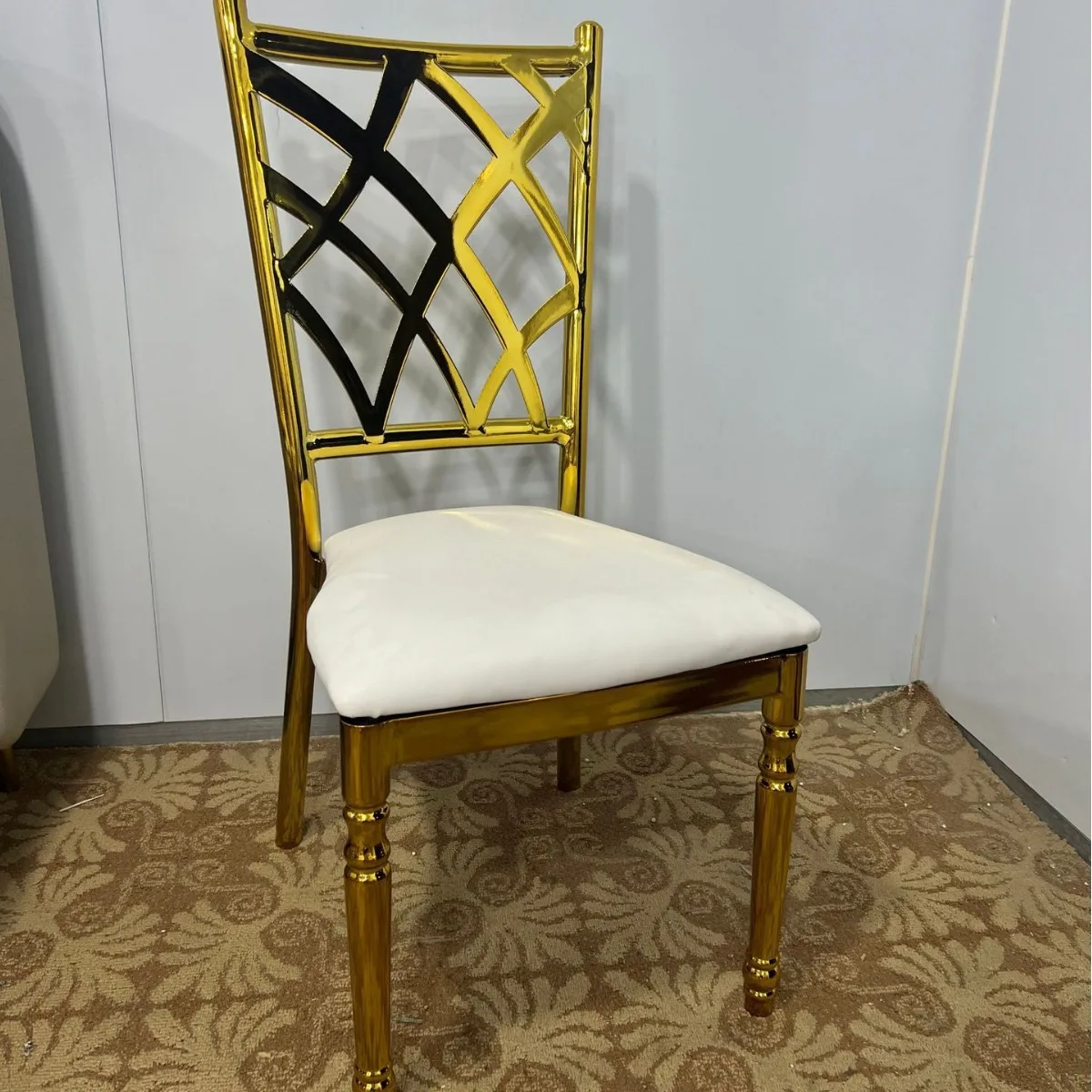 Hotel banquet wedding dining chair metal chair European mesh back electroplating gold factory wholesale
Hotel banquet wedding dining chair metal chair European mesh back electroplating gold factory wholesale