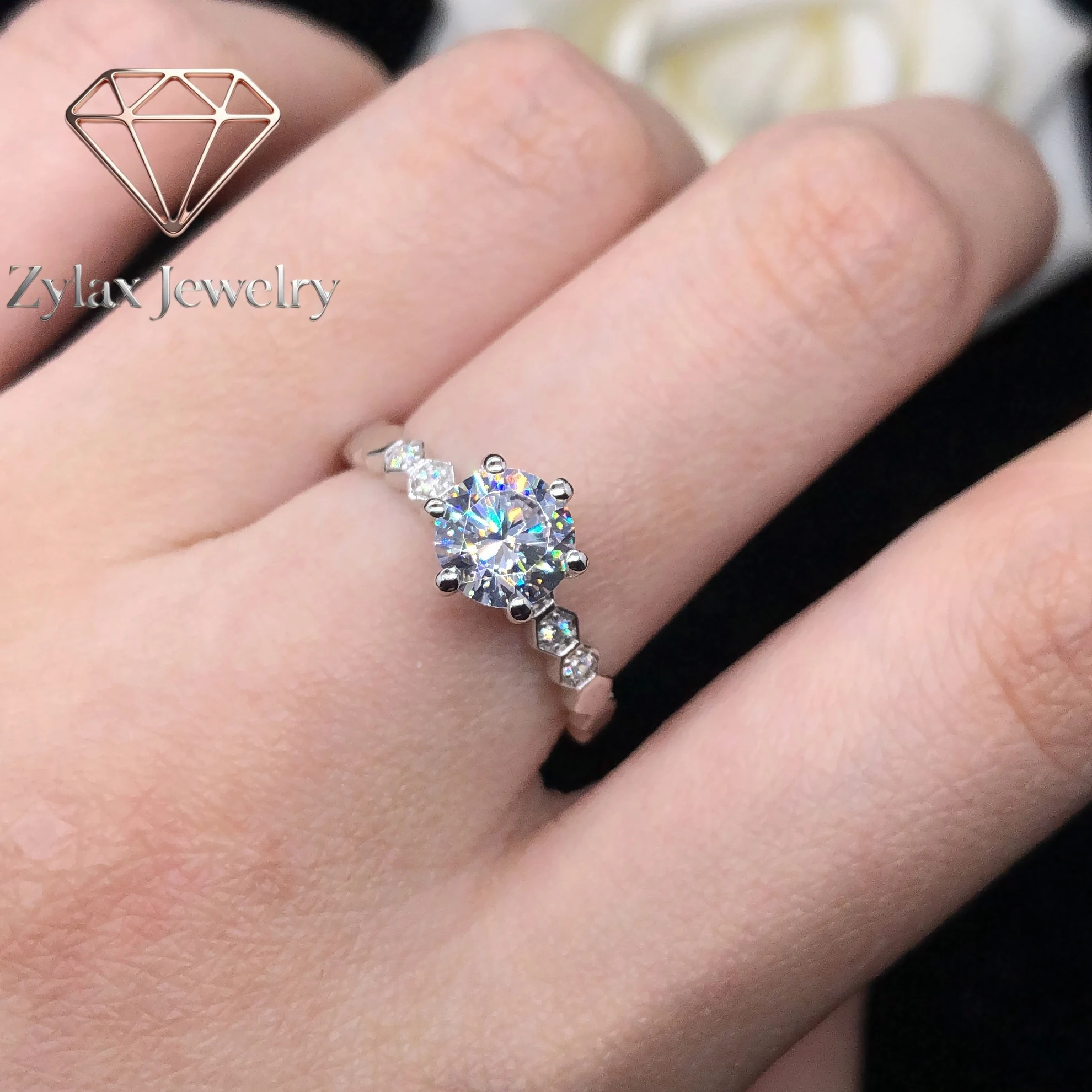 Zylax Jewelry Pretty 0.5Ct 5.0mm D VVS1 Moissanite Diamond Engagement Ring Solid 18K White Gold Jewelry for Women AU750 Wedding
Zylax Jewelry Pretty 0.5Ct 5.0mm D VVS1 Moissanite Diamond Engagement Ring Solid 18K White Gold Jewelry for Women AU750 Wedding