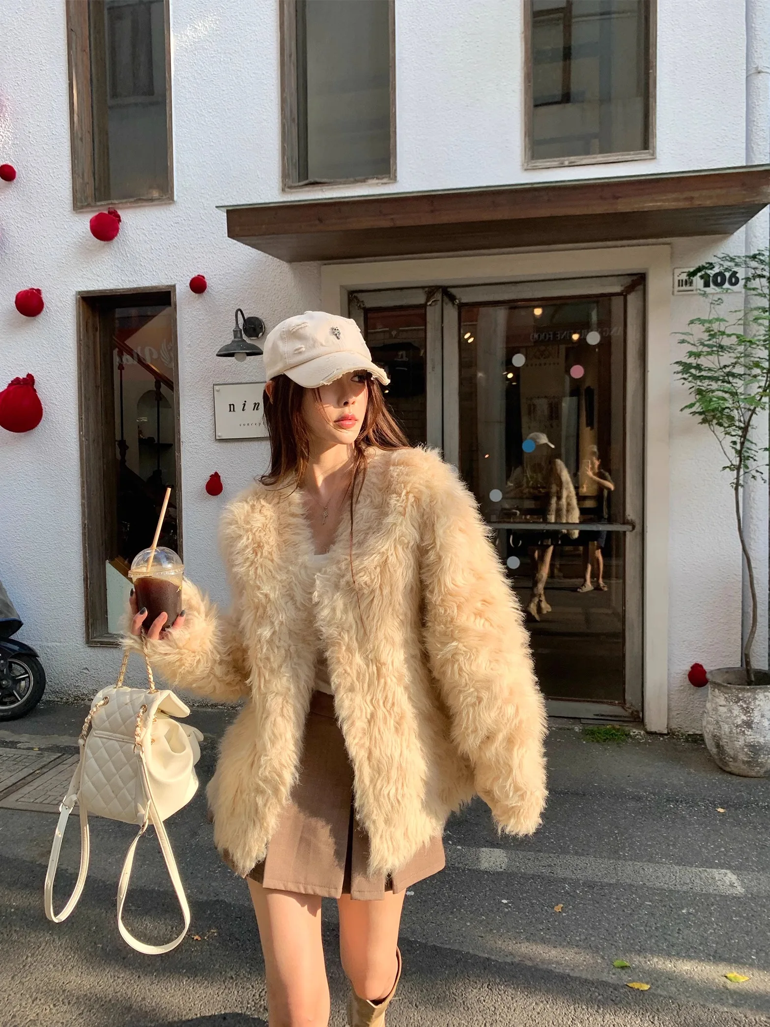EU IIWAN Thiened Winter Fur Coat Women's Faionable Luxury Sensation Environmentally Friendly Artificial Fur Outerwear
EU IIWAN Thiened Winter Fur Coat Women's Faionable Luxury Sensation Environmentally Friendly Artificial Fur Outerwear